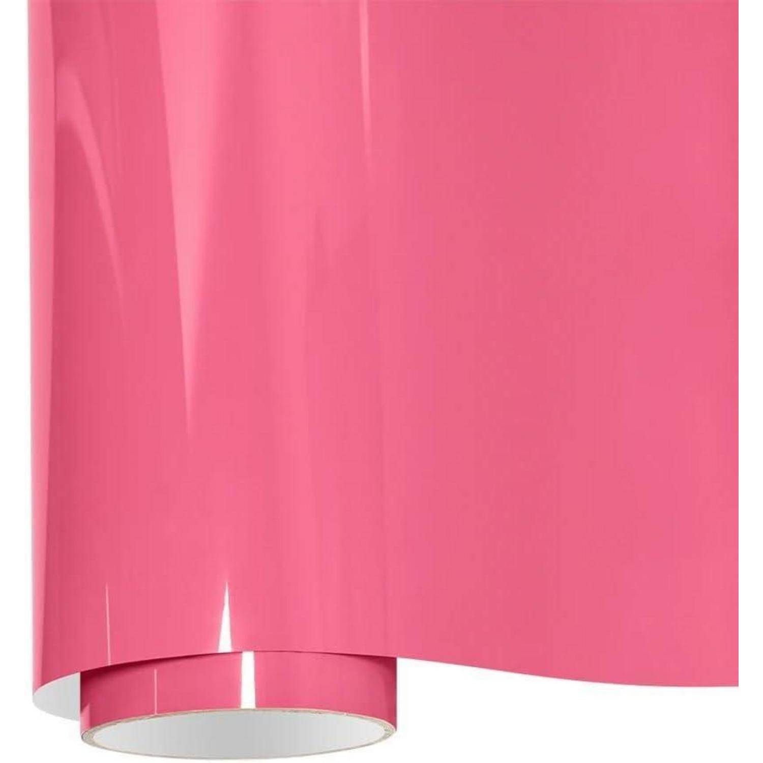 Nahaufnahme eines glänzenden rosa zylindrischen hängenden Lampenschirms mit weißer Unterseite, vor einem einfachen Hintergrund beschnitten.