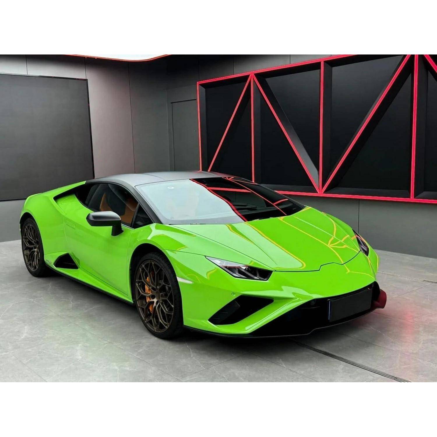 Leuchtend hellgrüner Lamborghini-Sportwagen in einem Innenraum auf grauem Boden gegen eine schwarze Wand mit roten geometrischen Akzenten geparkt.