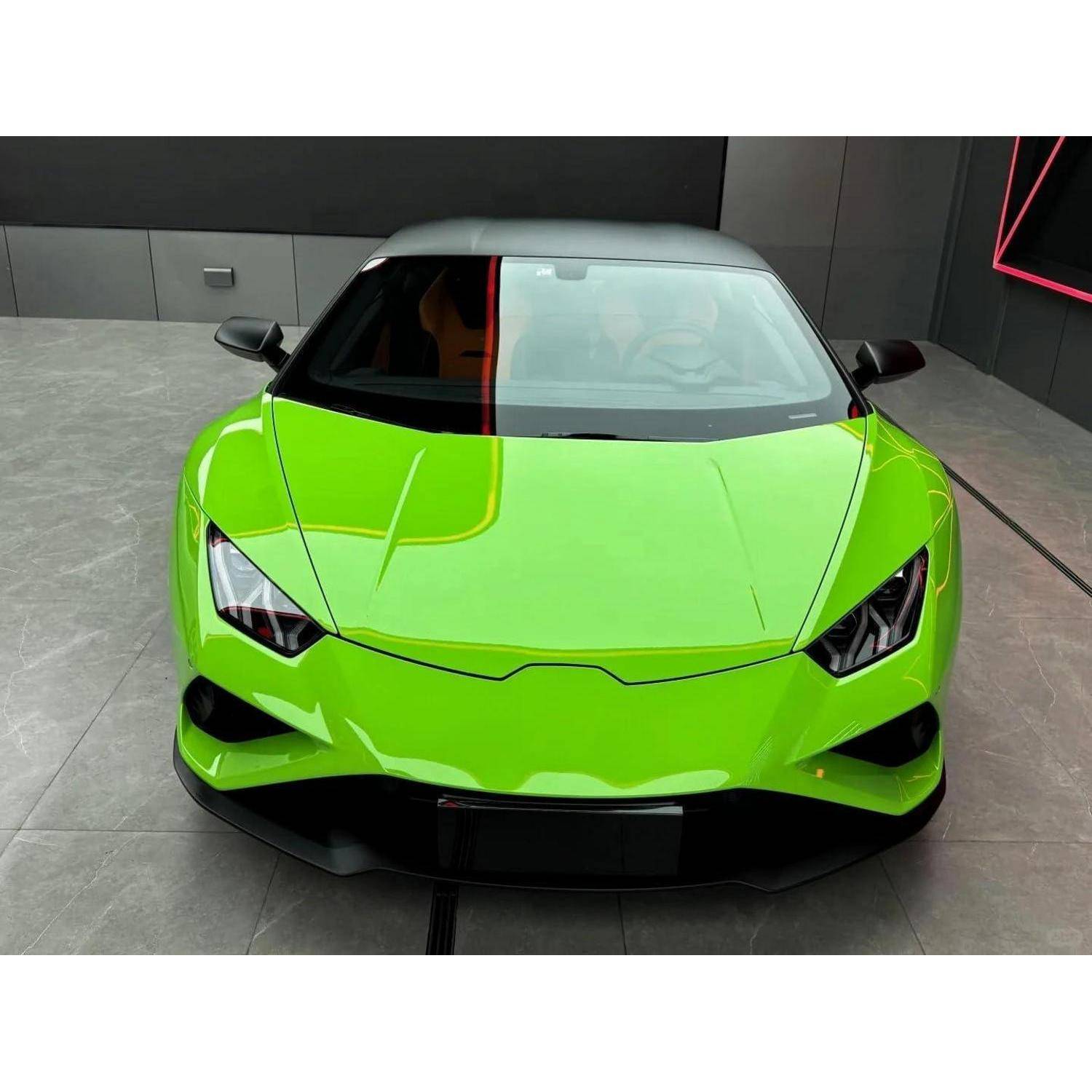 Leuchtend limonengrüner Sportwagen von vorne in einem Ausstellungsraum betrachtet, mit einer flachen, kantigen Motorhaube und schwarzen Akzenten.