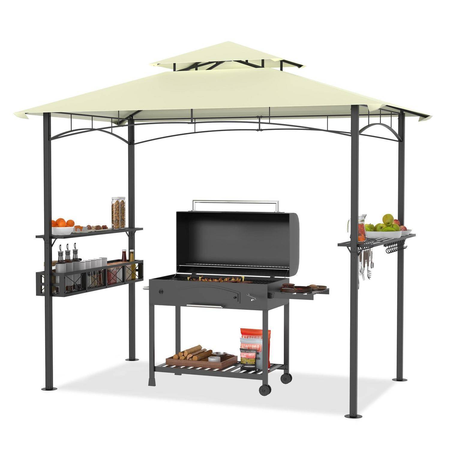 Gazebo im Freien mit einem zentralen Gasgrill und seitlichen Regalen, auf denen Lebensmittel, Flaschen und Utensilien aufbewahrt sind.