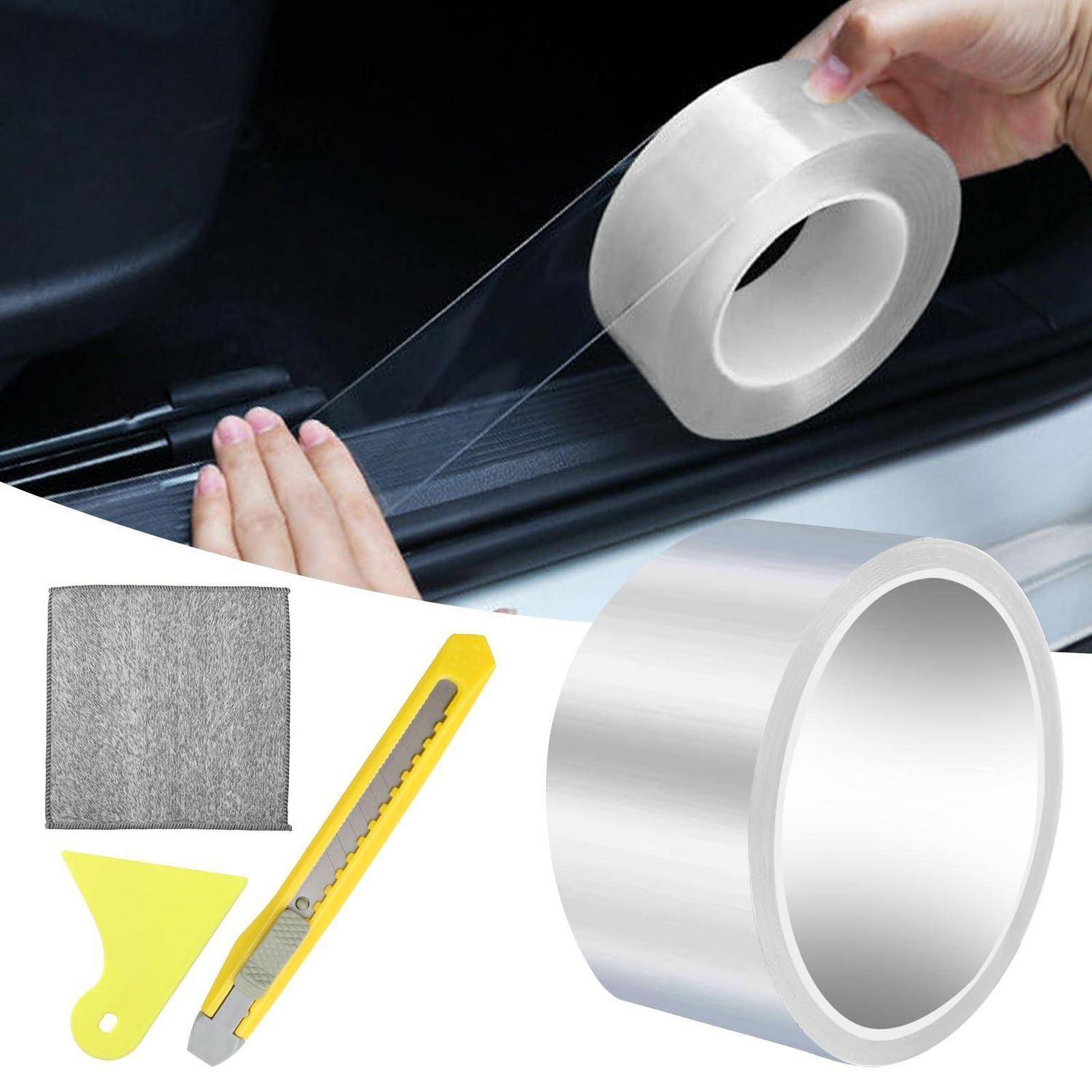 Hände bringen eine klare Schutzfolie auf ein Autofenster an, indem sie eine große Rolle Klebeband verwenden; eine Vergrößerung zeigt die Klebebandrolle, das Universalmesser, den Gummischieber und das Tuch.