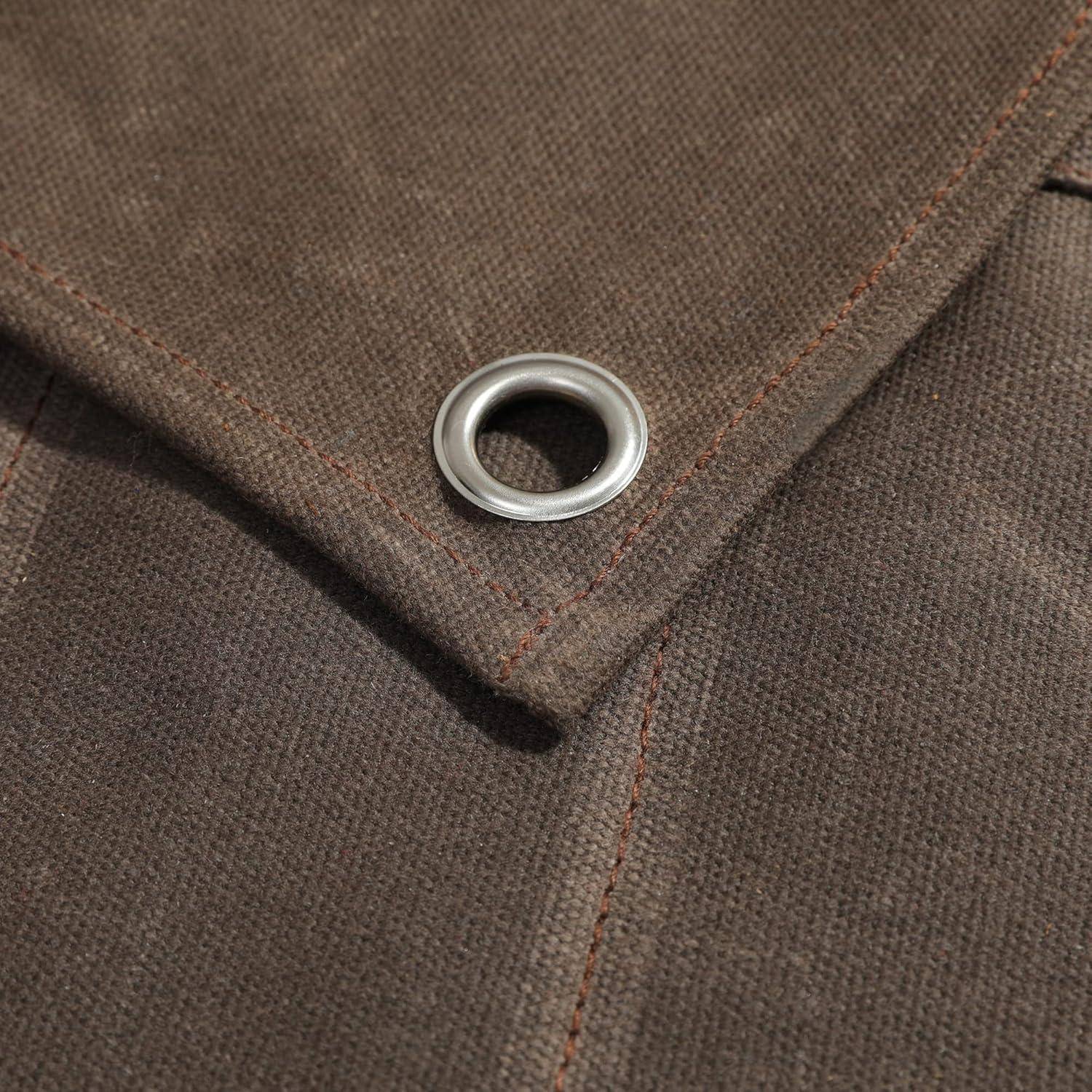 Nahaufnahme einer braunen Stoff-Tasche oder eines Kleidungsstücks mit einer silbernen Metallöse in der Nähe einer genähten Naht.