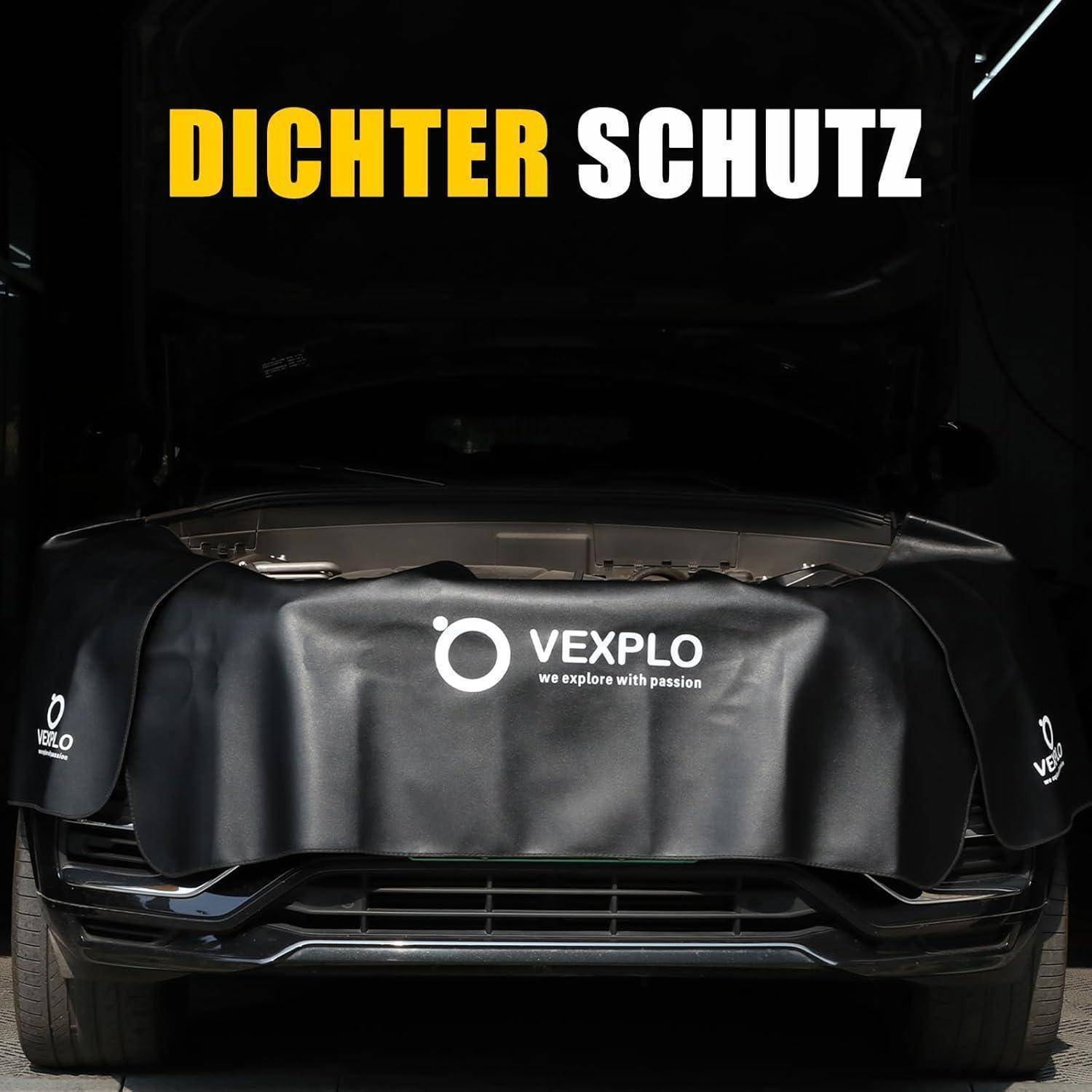 Autovorderseite abgedeckt durch eine schwarze Schutzhaube mit VEXPLO-Logo und den Worten „DICHTER SCHUTZ