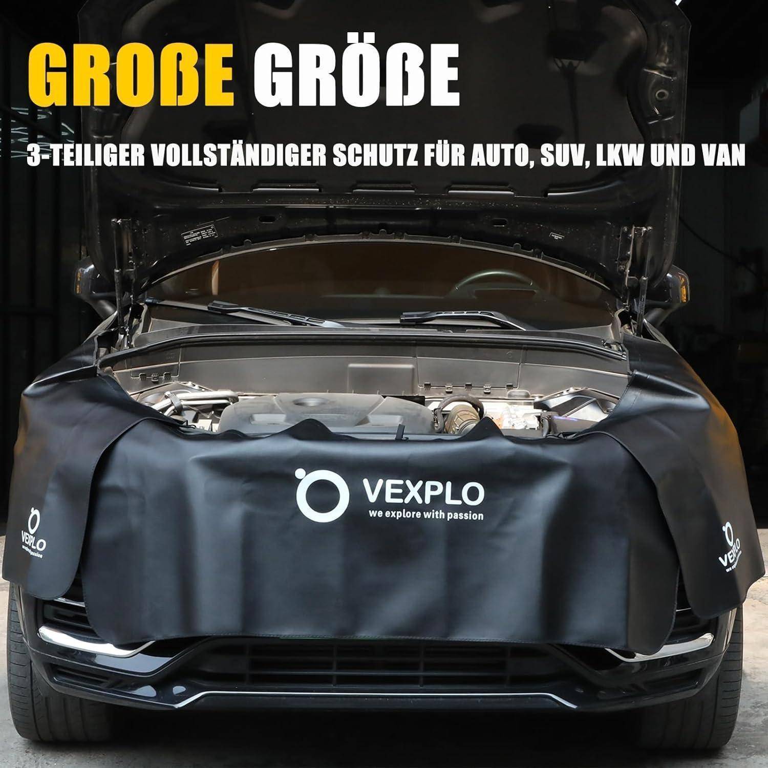 Schwarzes Auto mit offener Motorhaube, bedeckt mit VEXPO-Schutzplane; deutscher Text besagt „GROBE GRÖBE