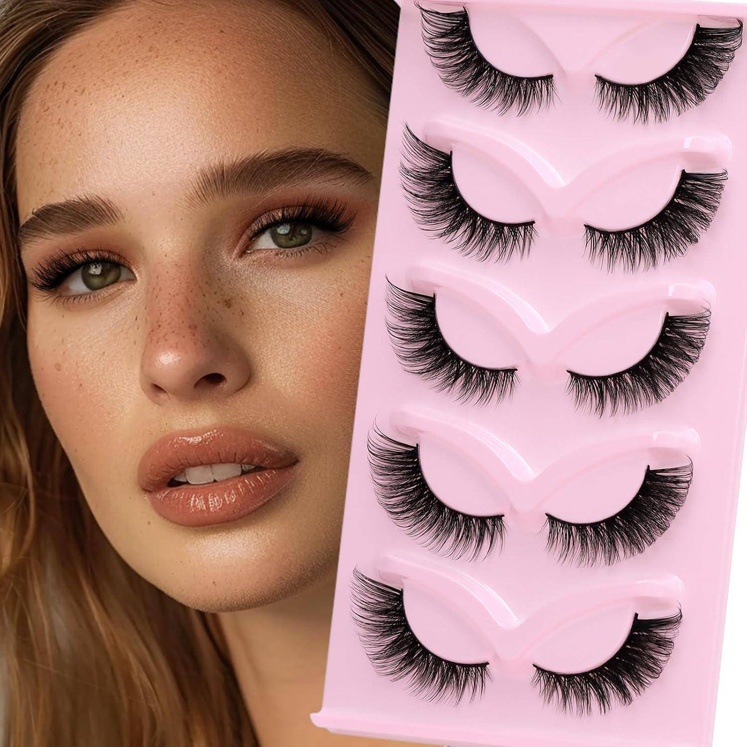Nahaufnahme eines weiblichen Gesichts neben einer rosa Packung mit vier Paar falscher Wimpern, die die Verpackung eines Schönheitsprodukts zeigt.