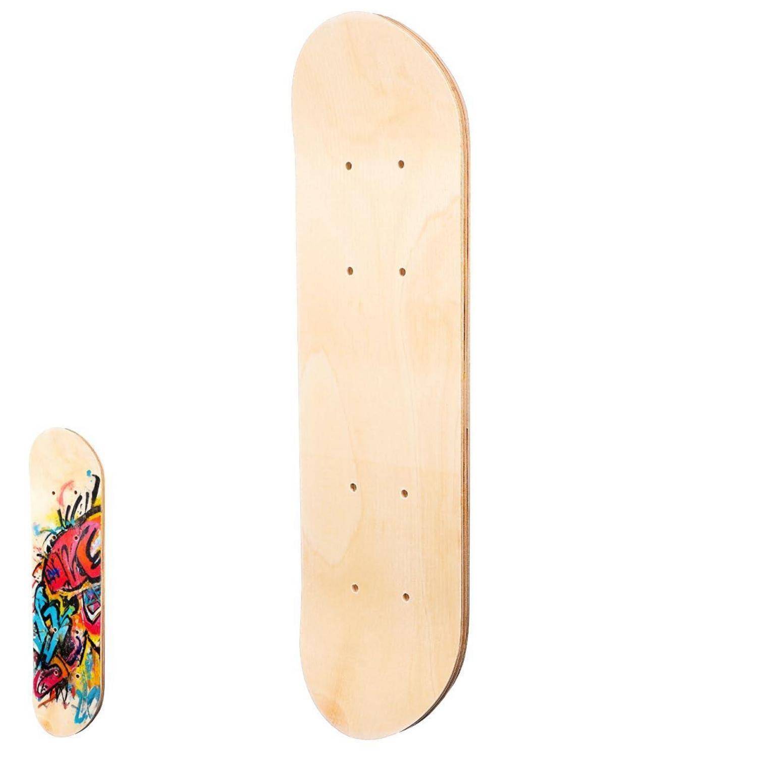 Zwei Skateboards nebeneinander gezeigt: ein einfaches, unbearbeitetes Deck und ein kleineres Deck mit farbenfrohem Graffiti-Stil-Kunstwerk.