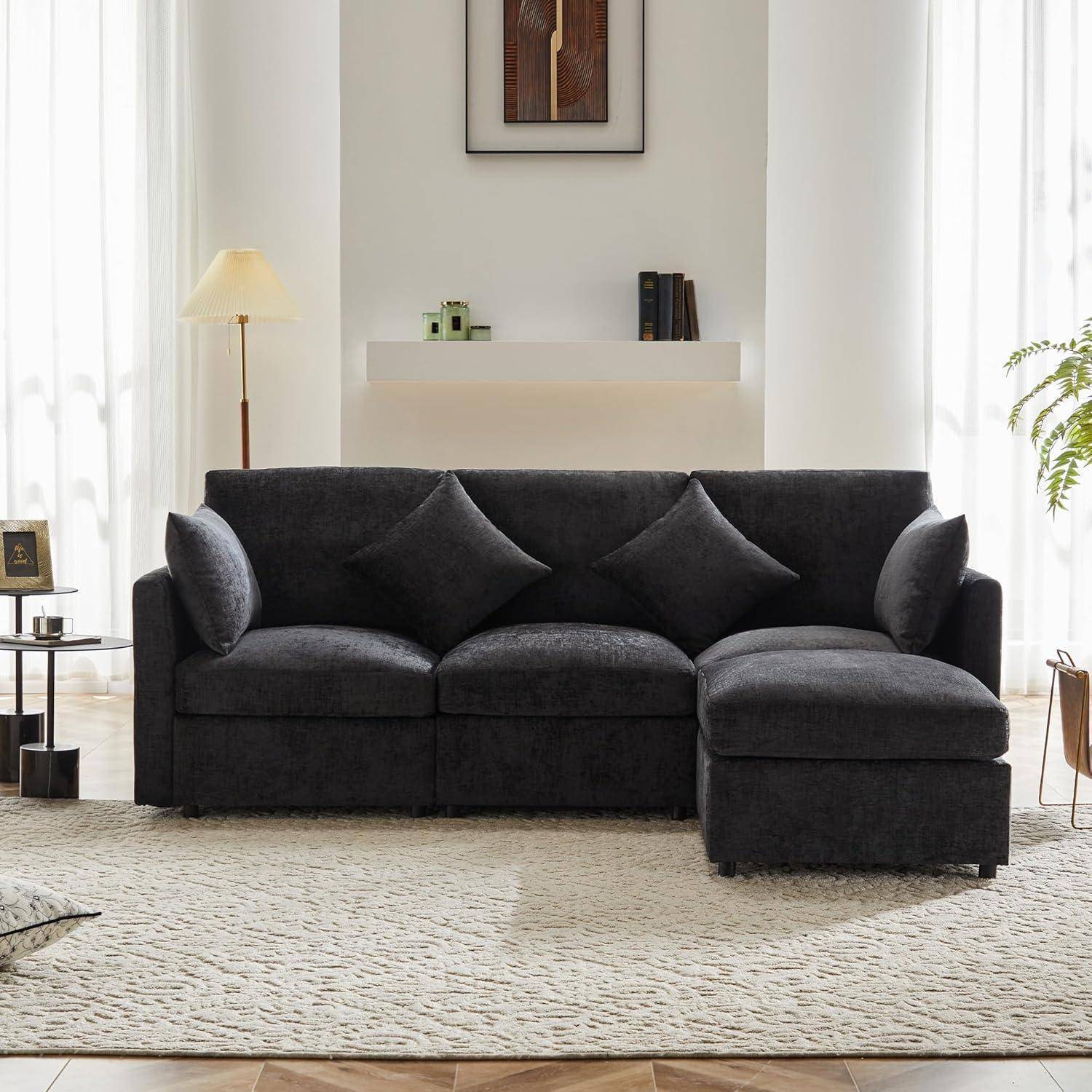 Dunkelgraues Ecksofa mit Récamière in einem hellen modernen Wohnzimmer, zentriert auf einem hellen Teppich in der Nähe von Fenstern und einer Stehlampe.