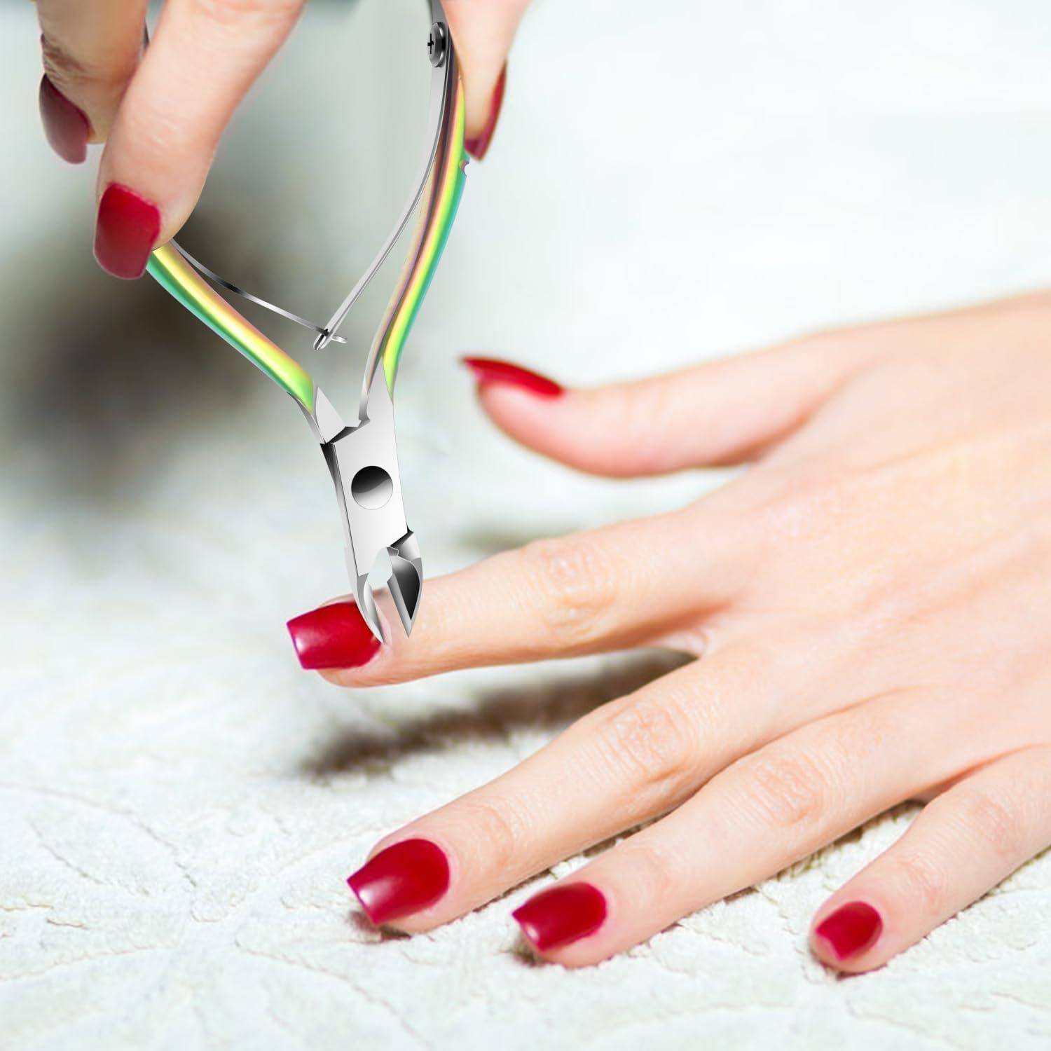 Nahaufnahme einer Hand, die eine Nagelschere verwendet, um einen Fingernagel an einer anderen Hand mit rot lackierten Nägeln zu kürzen.