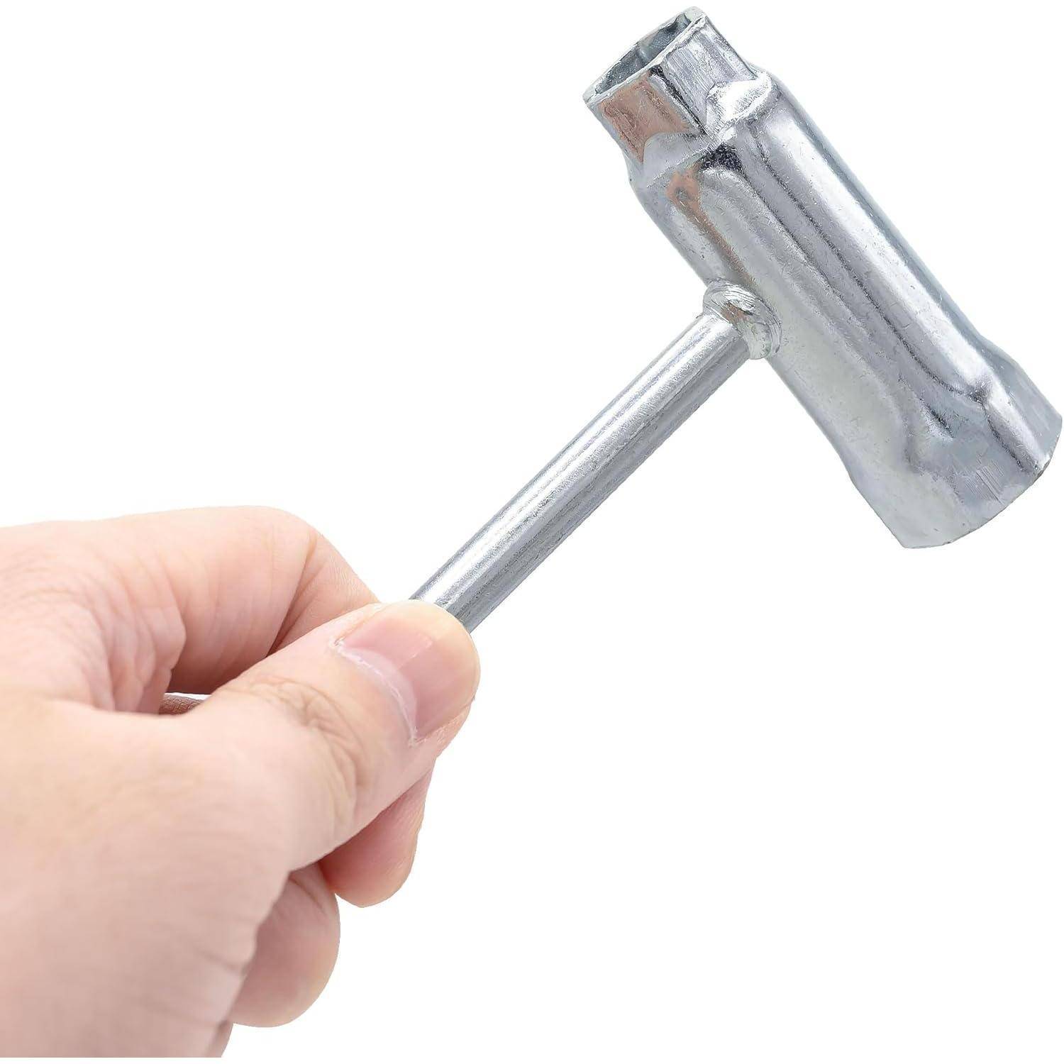 Eine Hand, die einen kleinen Metalshammer mit zylindrischem Kopf auf weißem Hintergrund hält.