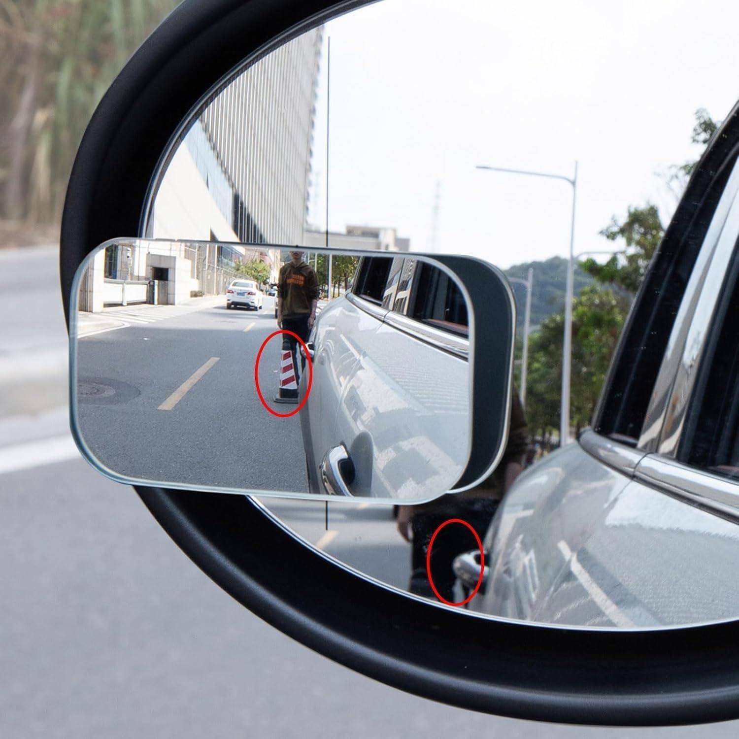 Der Außenspiegel des Autos zeigt einen toten Winkel hinter dem Fahrzeug, mit einem rot eingekreisten Fußgänger sichtbar in der Nähe des Hinterrads, um die Grenzen der Spiegelabdeckung zu veranschaulichen.