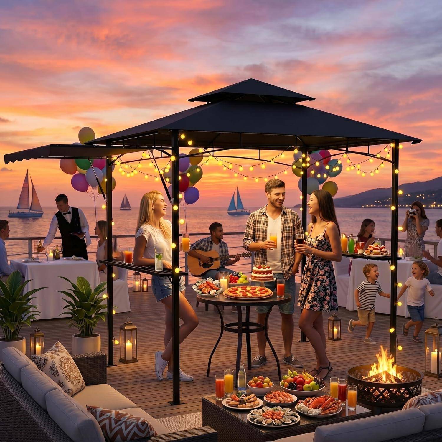 Freunde unterhalten sich auf einer Sonnenuntergang-Dachterrassen-Strandparty unter einem beleuchteten Pavillon, mit Essen, Getränken, Musik, Luftballons, Segelbooten und einer Feuerstelle.