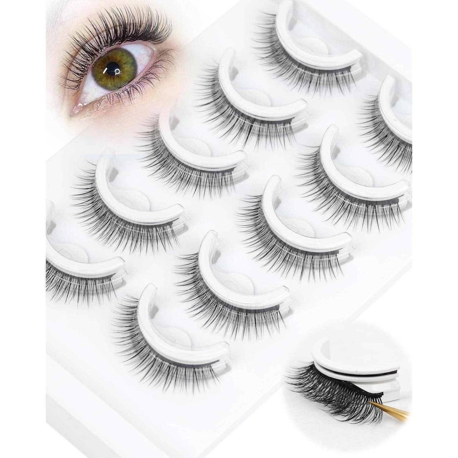 Sortierte künstliche Wimpern auf weißen Tabletts mit einer Nahaufnahme eines Auges, das einen Wimpernverlängerungsblick zeigt, und einem Wimpernapplikator, der einen Streifen anbringt.