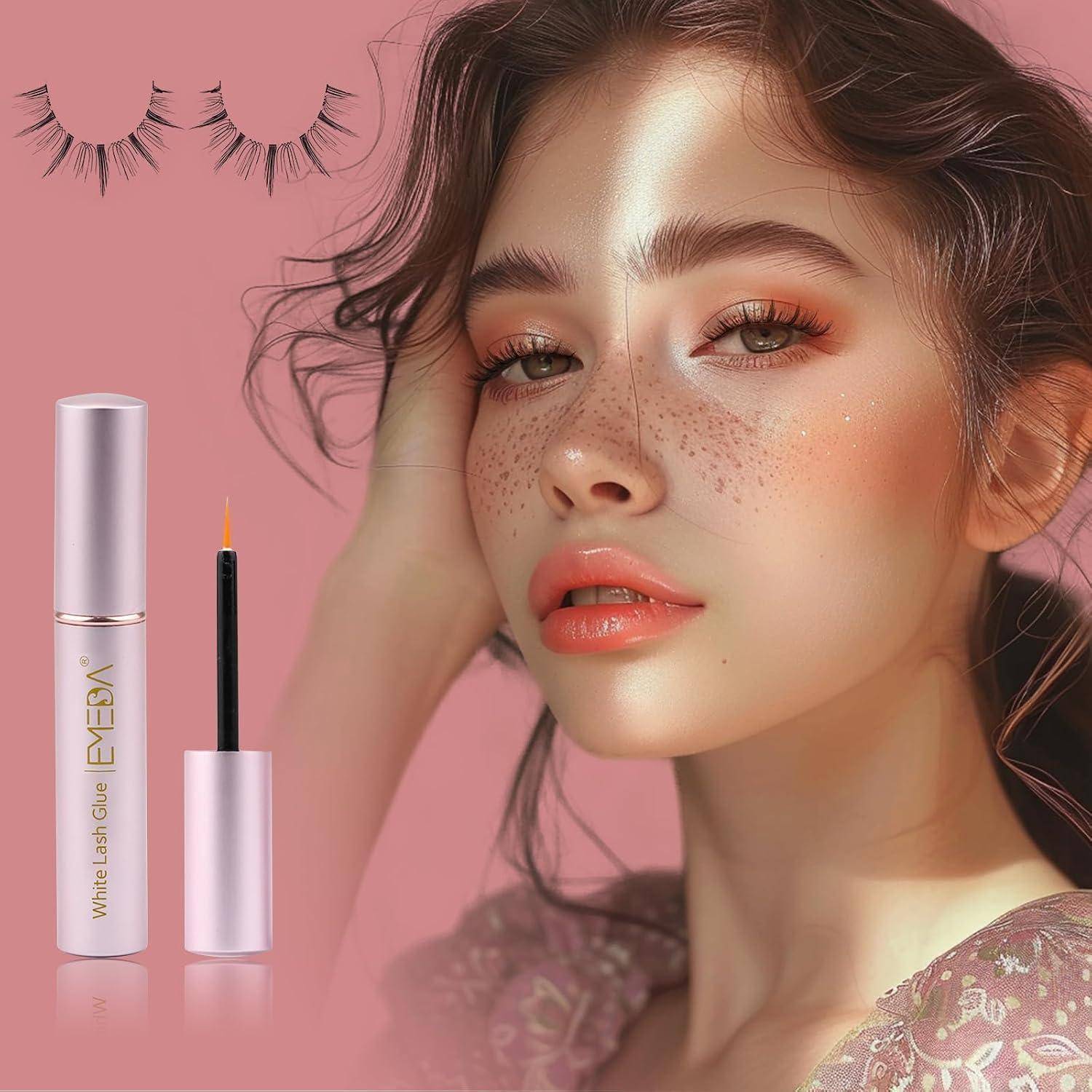 Schönheitsanzeige mit einer Nahaufnahme eines Modells mit Sommersprossen und korallenfarbenem Make-up neben einem Mascara-Produkt und künstlichen Wimpern auf rosa Hintergrund.