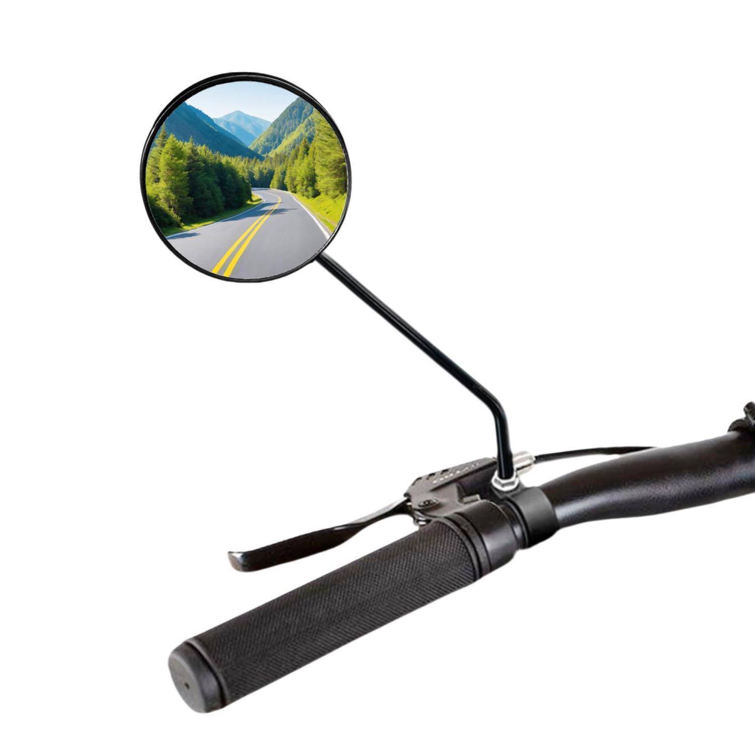 Fahrradlenker mit rundem Spiegel, der eine gewundene Bergstraße durch bewaldete Hügel reflektiert.