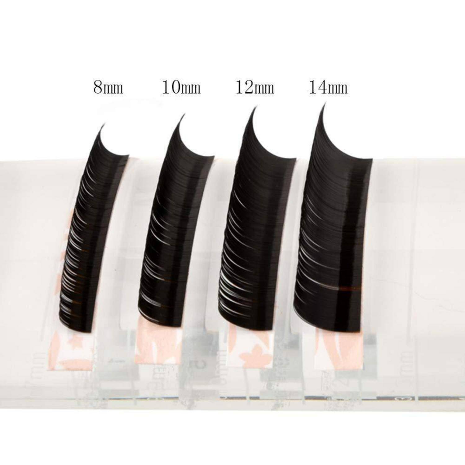 Vier falsche Wimpernverlängerungen nebeneinander angeordnet, mit den Bezeichnungen 8 mm, 10 mm, 12 mm und 14 mm, die zunehmende Länge und Krümmung zeigen.