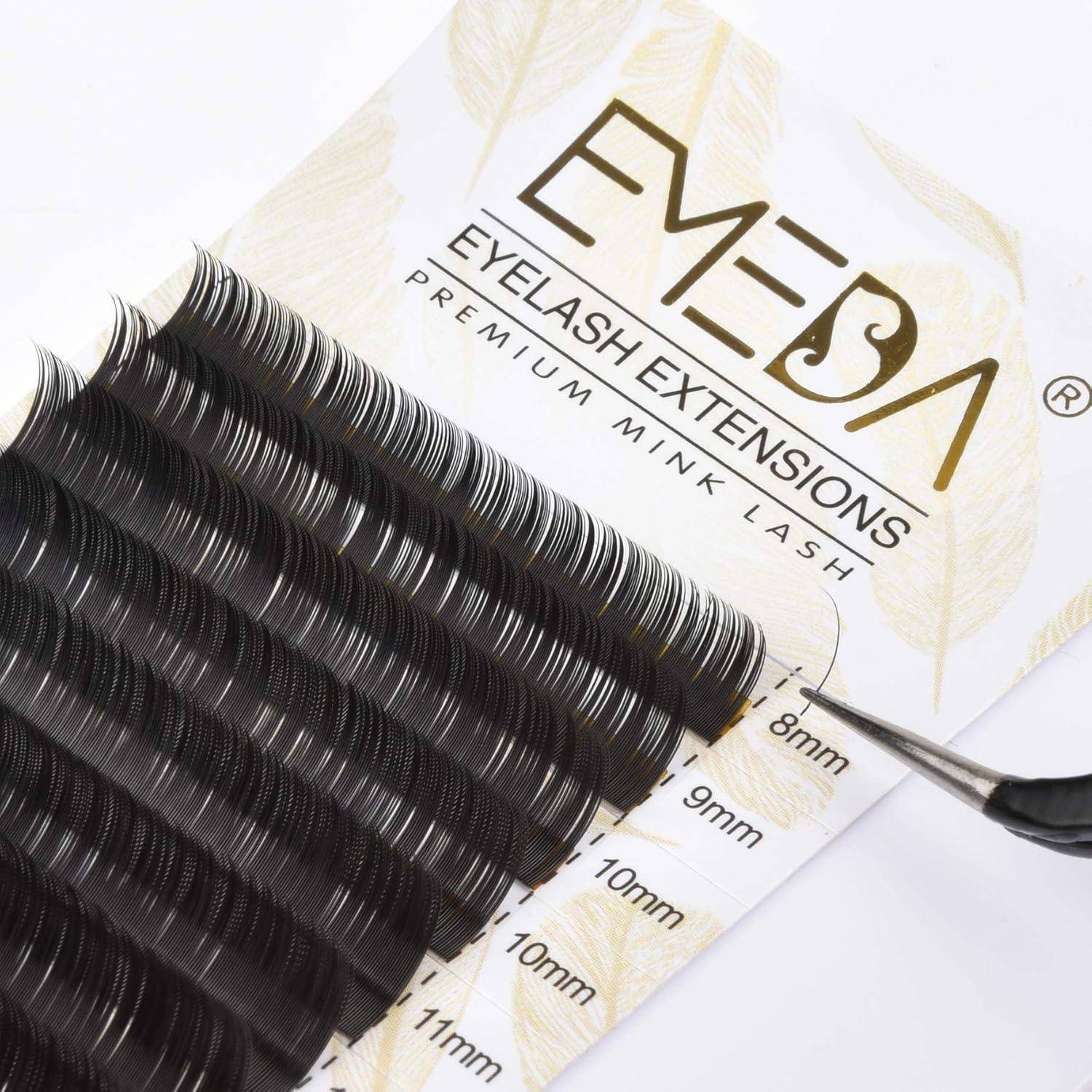 Nahaufnahme eines 'EMEDA Wimpernverlängerungen Premium Mink Lash'-Tabletts mit schwarzen künstlichen Wimpern, die 8mm bis 11mm Längen zeigt, während eine Pinzette auf die 8mm-Reihe zeigt.