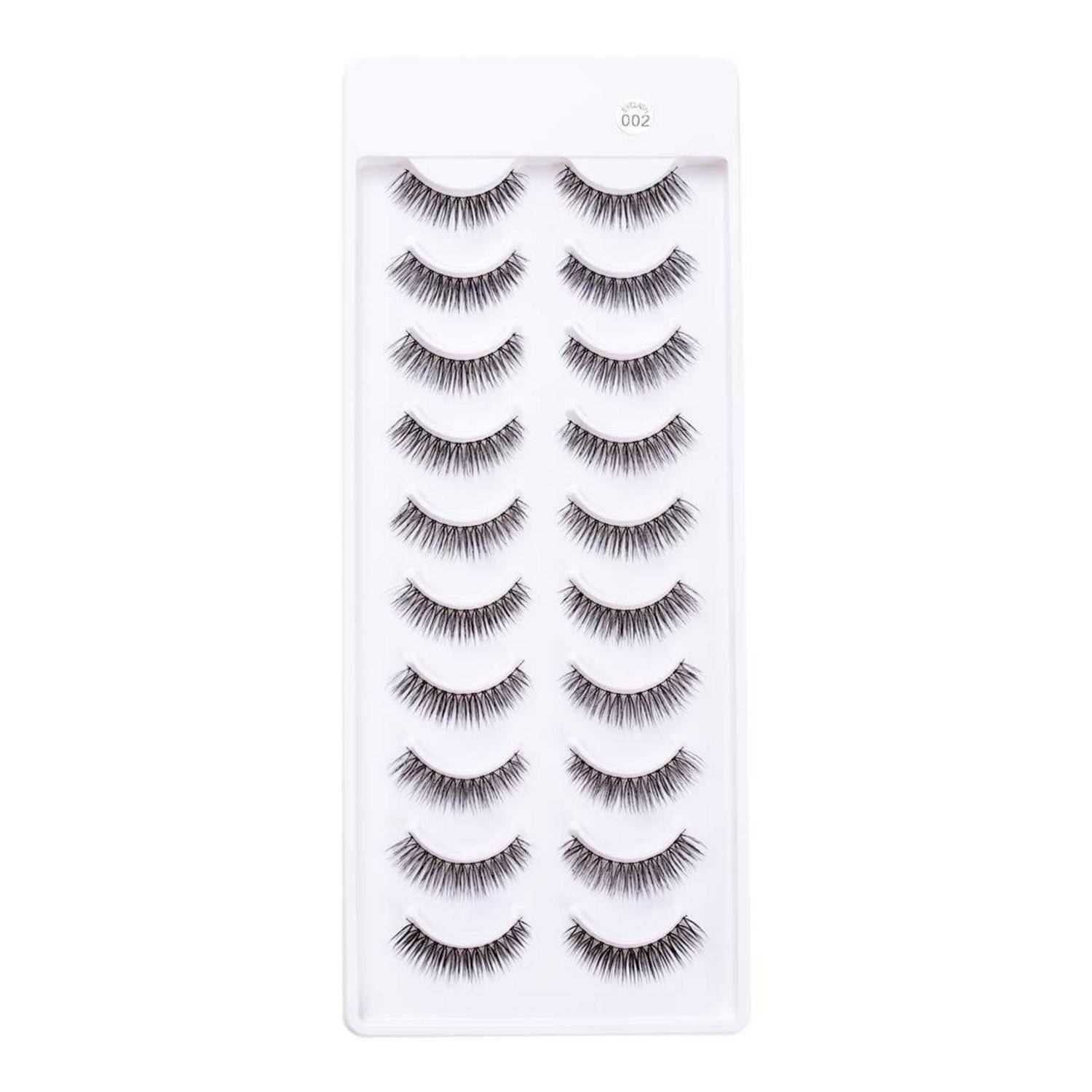 Ein Paket mit künstlichen Wimpern, das in zwei vertikalen Spalten auf einem weißen Tablett angeordnet ist und mit „002