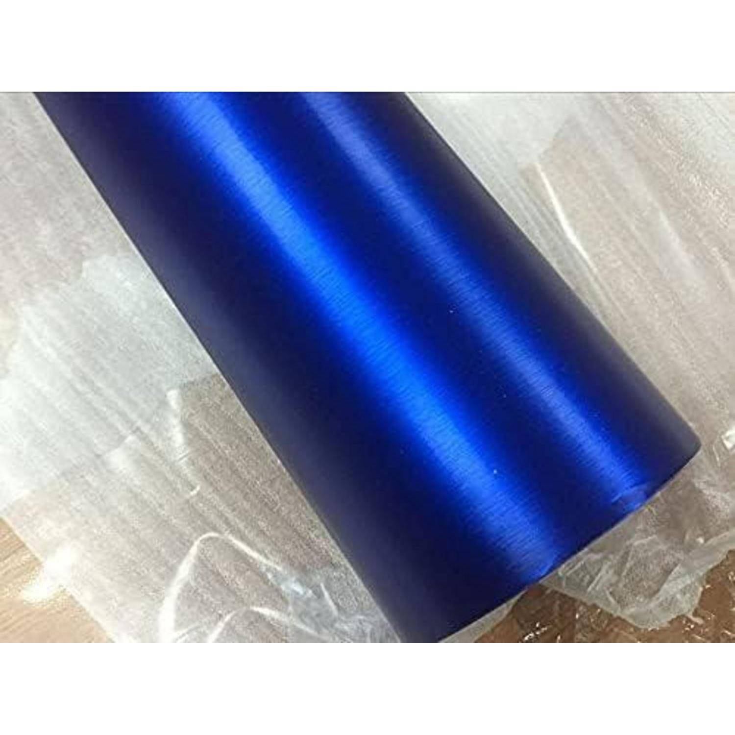 Nahaufnahme einer glänzenden, metallisch blauen zylindrischen Rolle oder eines Rohrs auf hellem Hintergrund.