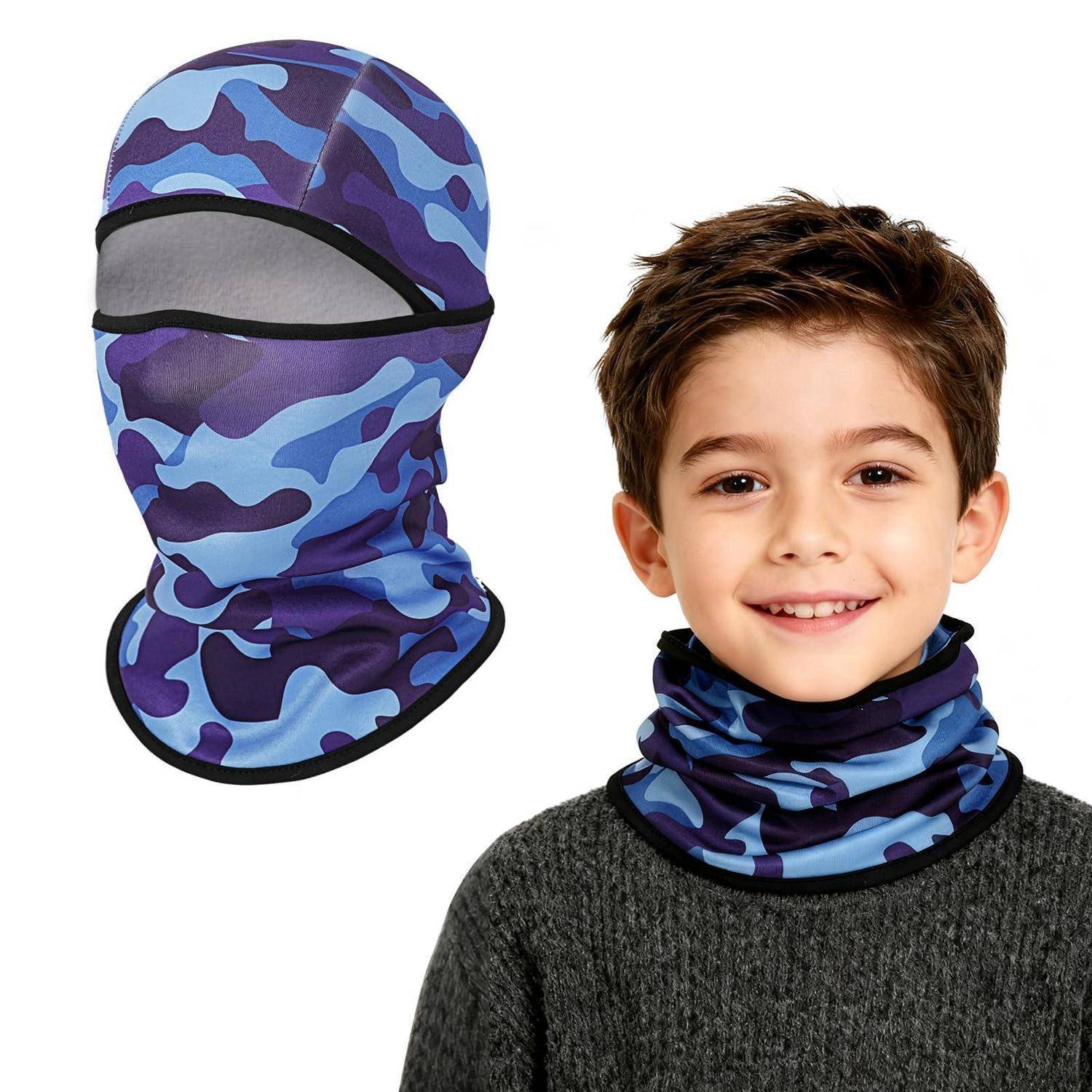 Blaue Tarnkappe und Nackenmaske, die an einem Jungen gezeigt werden, bedecken Kopf und Nacken mit einer Öffnung für das Gesicht.