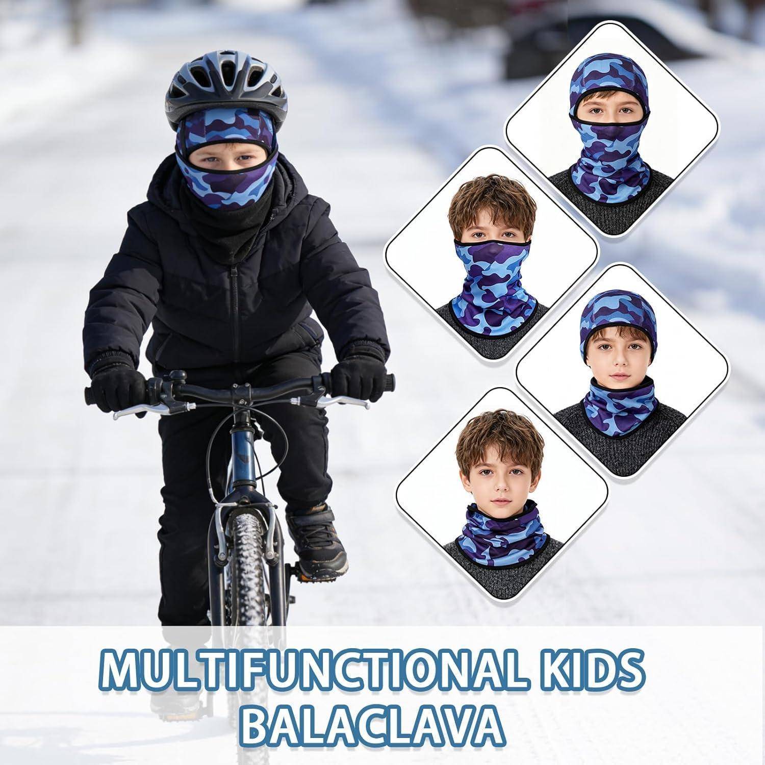 Ein Kind fährt im Winter Fahrrad und trägt einen Helm und eine blaue Camouflage-Sturmhaube, mit Detailansichten, die die Sturmhaube in verschiedenen Trageweisen zeigen; der Text lautet „MULTIFUNKTIONALE KINDER-STURMHAUBE