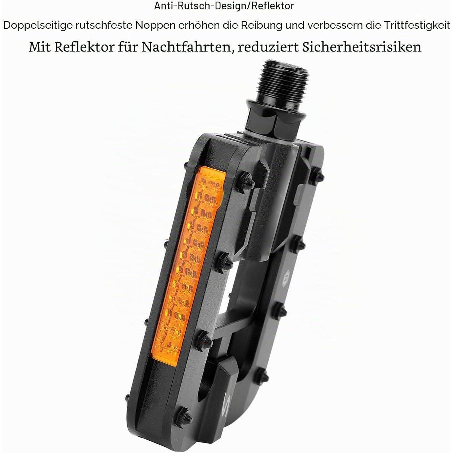Schwarzes Fahrradpedal mit orangem Seitenreflektor, auf weißem Hintergrund dargestellt, mit rutschfestem Design für sicheres Fahren in der Nacht.
