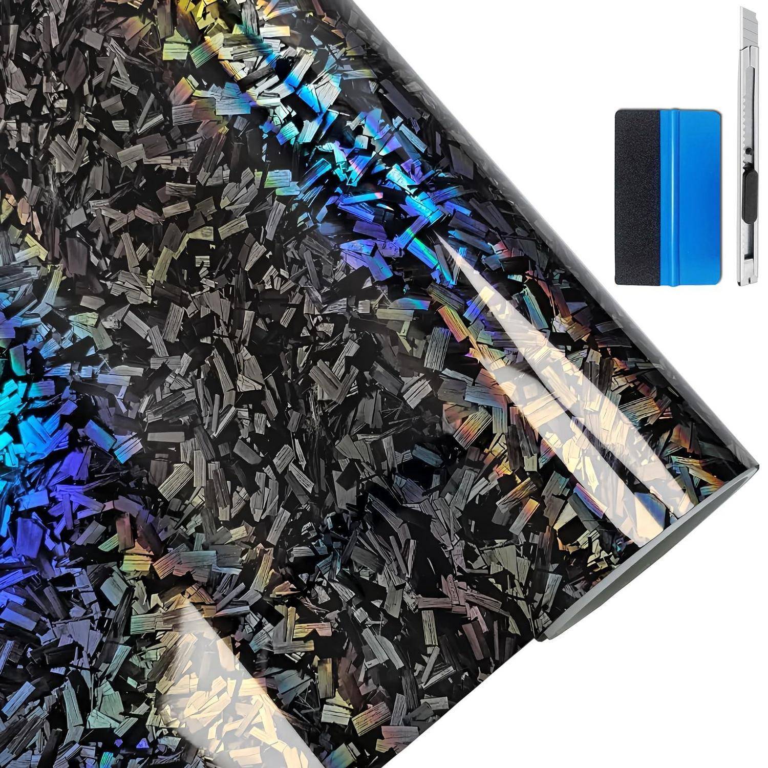 Holografisches schwarzes Klebeband-Vinyl-Blatt mit schimmerndem Chip-Muster, gezeigt mit einer Rakel und einem Cuttermesser zur Anbringung.