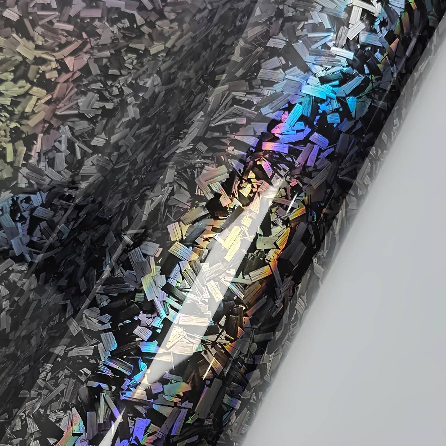 Nahaufnahme einer glänzenden schillernden schwarzen strukturierten Oberfläche mit einem hellen reflektierenden Streifen und Regenbogenlichtern.