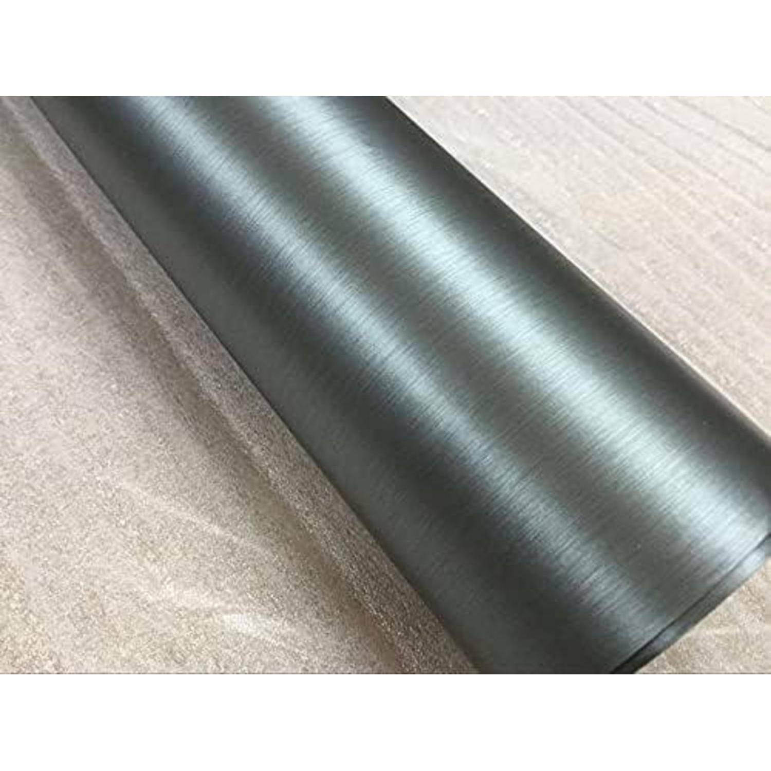 Ein gebürstetes metallisches zylindrisches Rohr, das diagonal auf einer hell strukturierten Oberfläche liegt und eine glatte reflektierende Silberfinish zeigt.