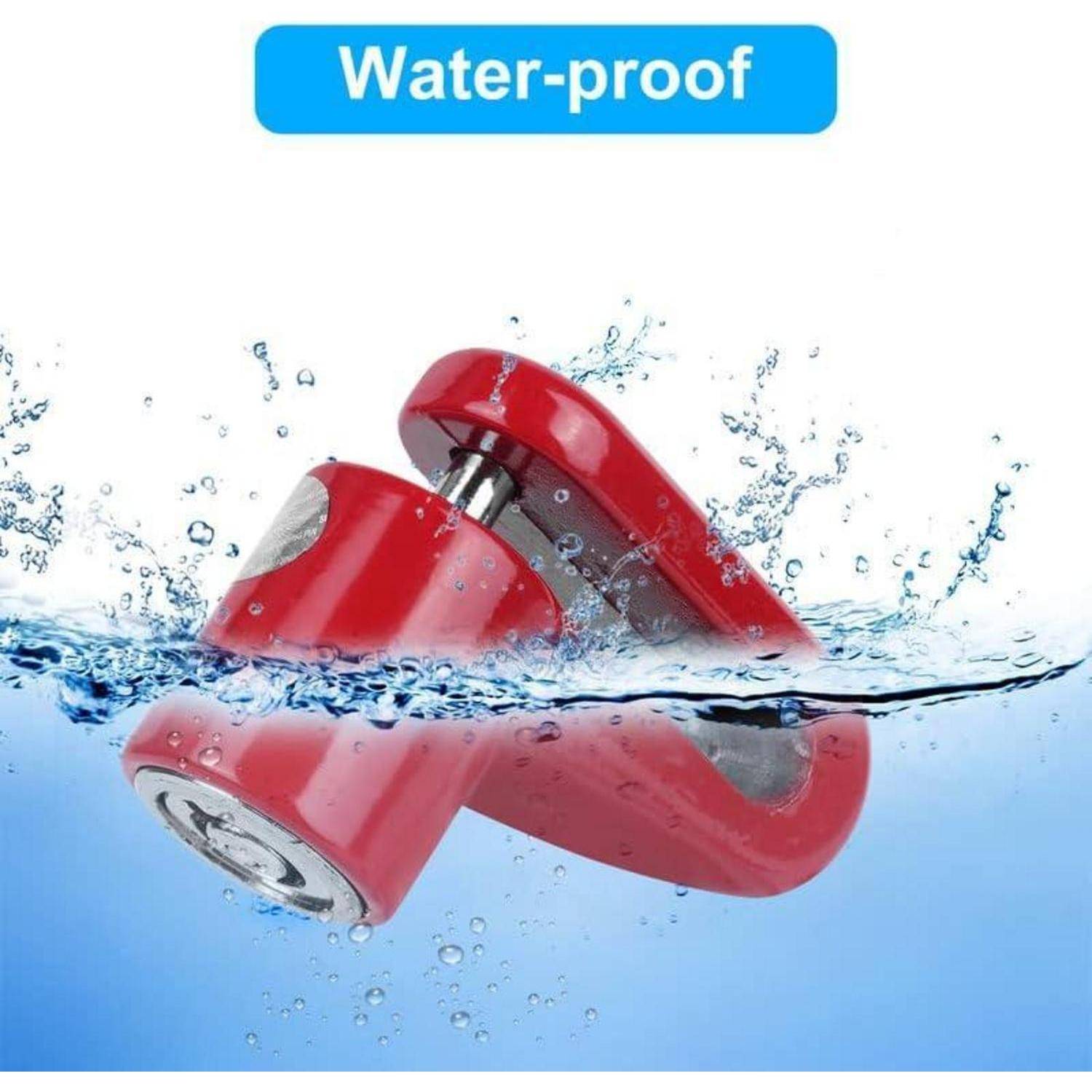 Rote wasserdichte In-Ear-Kopfhörer, die durch Wasser spritzen, mit einer 