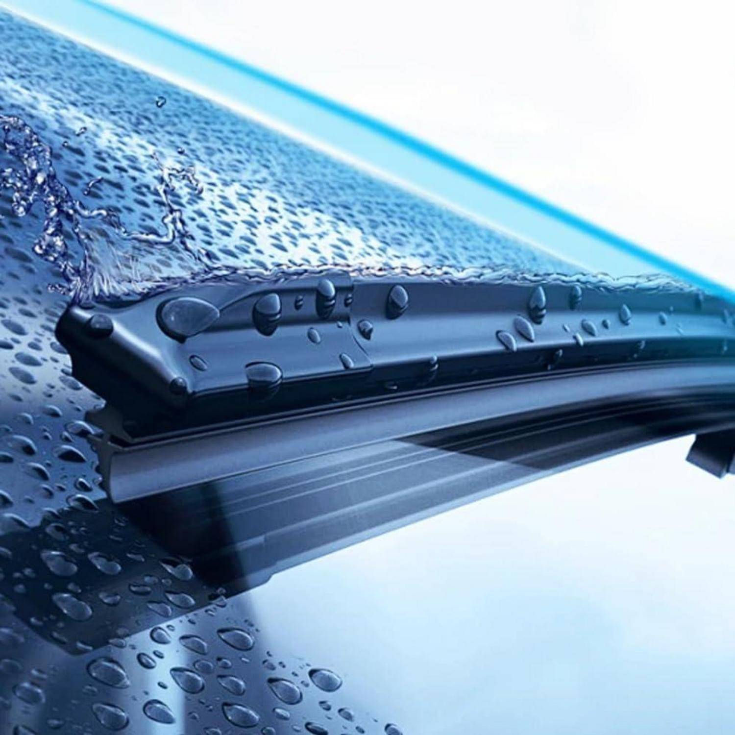 Nahaufnahme eines Scheibenwischers eines blauen Fahrzeugs, der Regenwasser von der Windschutzscheibe wischt.