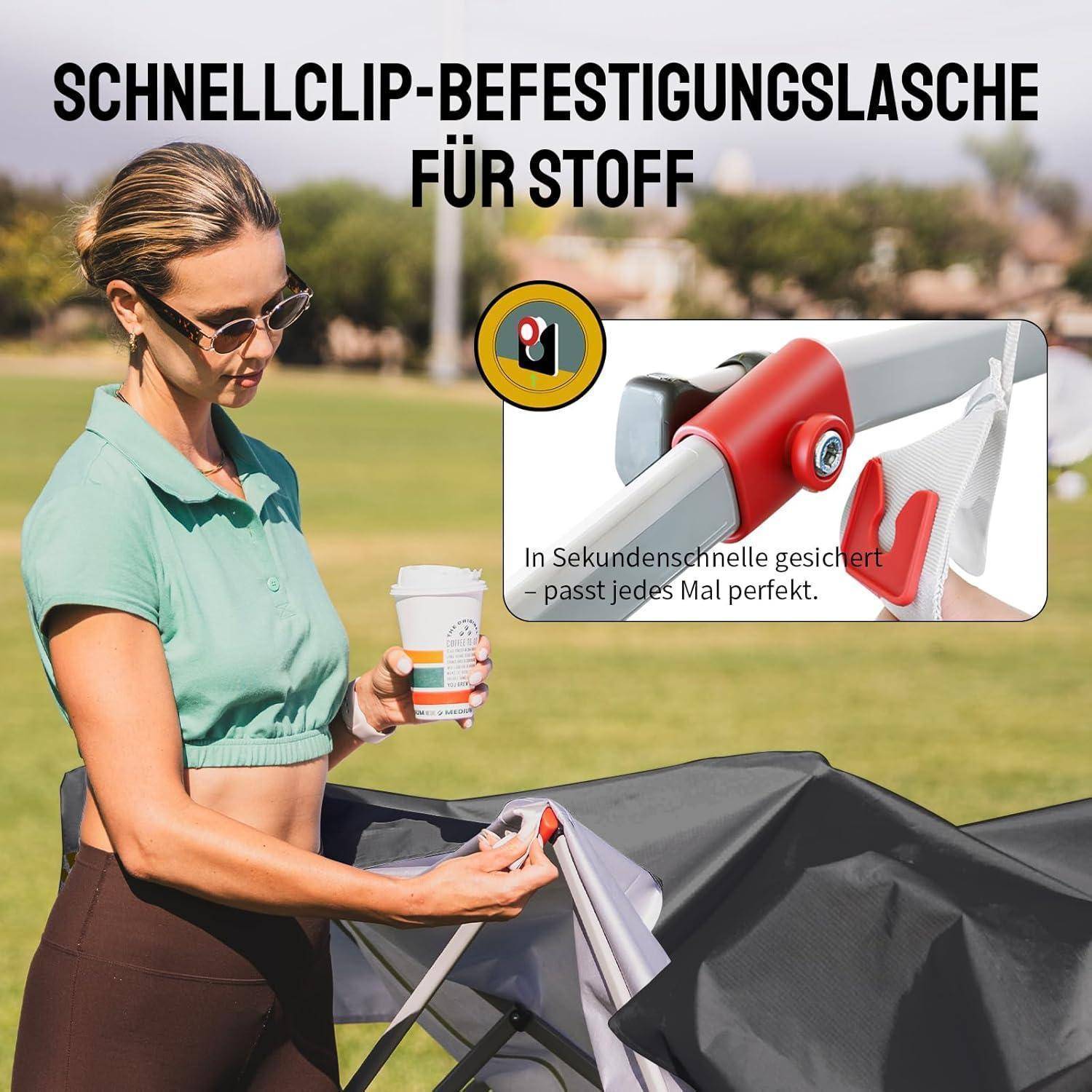 Frau sichert eine Stoffabdeckung auf einem Außenwagen mit einer Schnellverschlussschließe; die Einblendung zeigt den roten Clip und den Text "In Sekundenschnelle gesichert, passt jedes Mal perfekt."