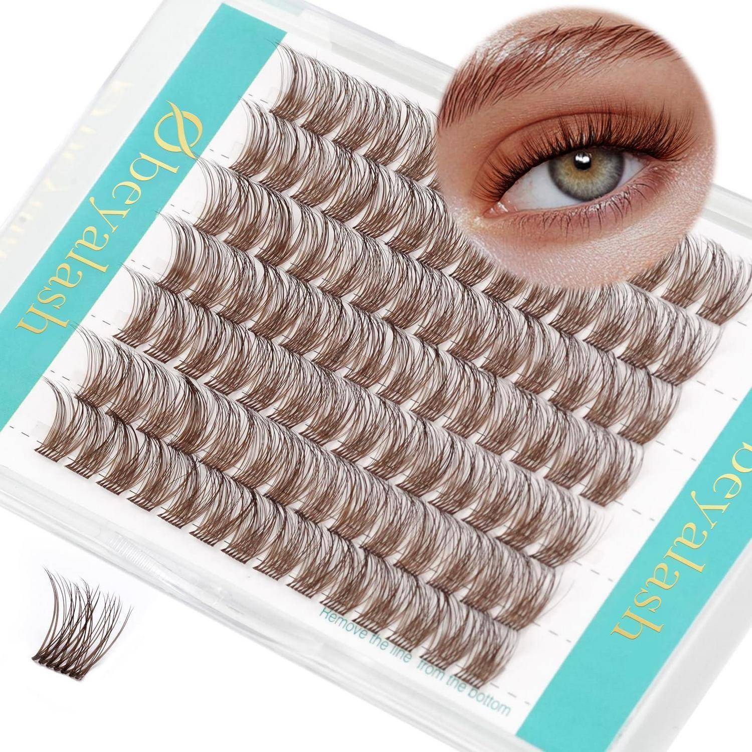 Künstliche Wimpern, die in einem klaren Verpackungstablett angezeigt werden, mit einem Augeneinsatz, der zeigt, wie sie beim Tragen aussehen.