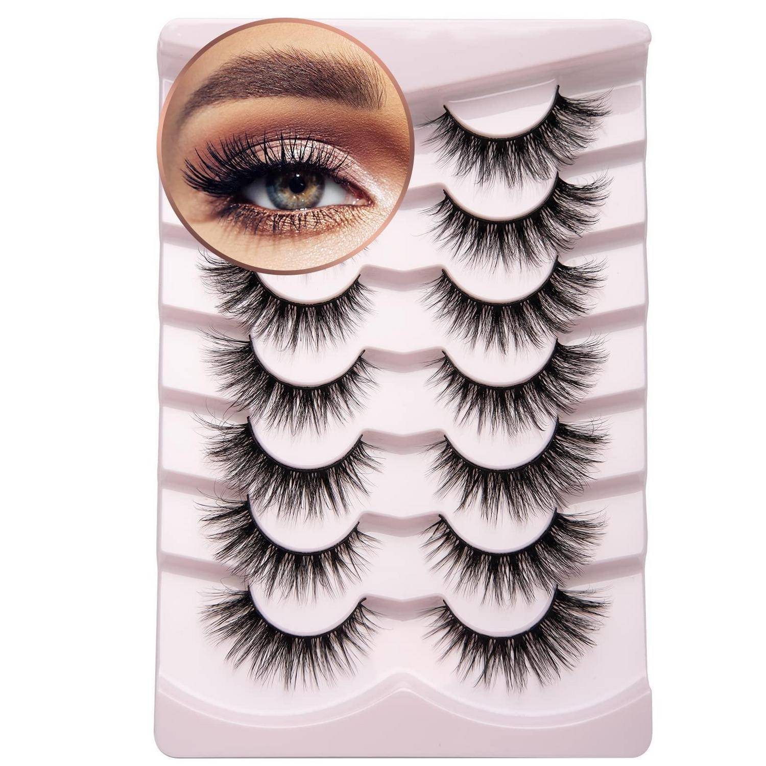 Paket mit fünf Paar künstlichen Wimpern in einem rosa Tablett, mit einer kreisförmigen Einfassung, die ein nahes Auge mit Wimpern zeigt.