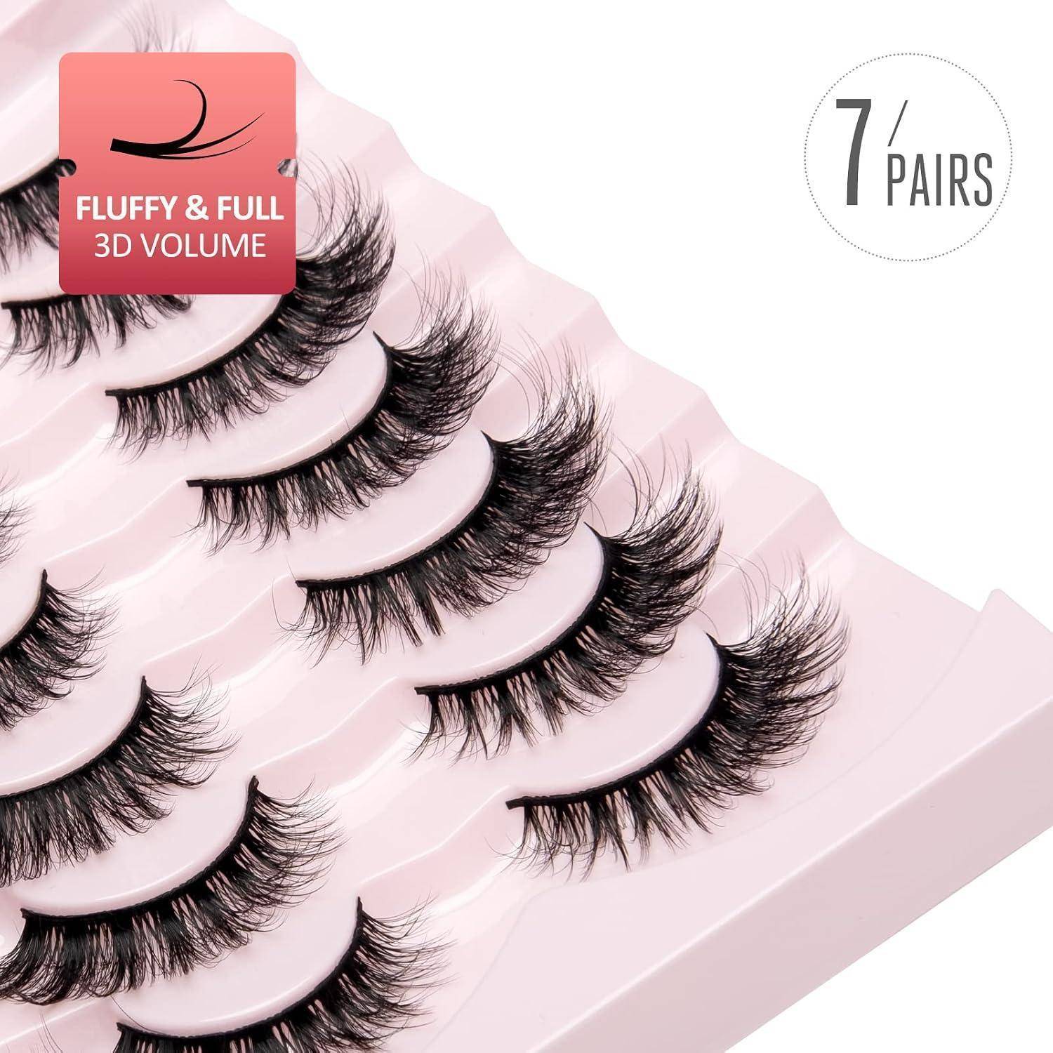 Packung mit sieben Paar künstlichen Wimpern mit der Beschriftung „Fluffy & Full 3D Volume
