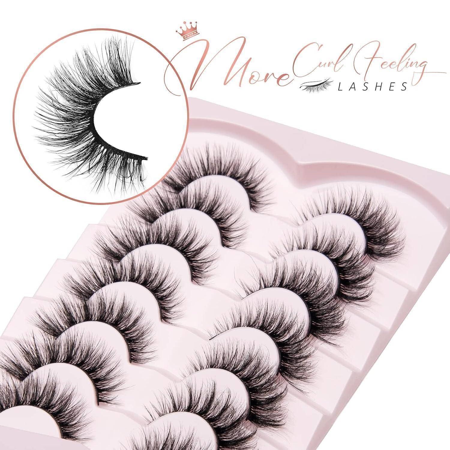 Produktbild von künstlichen Wimpernstreifen in einem rosa Tablett, mit einer Nahaufnahme, die einen dramatischen lockigen Wimpernstil zeigt, der mit 'More Curl Feeling Lashes' gekennzeichnet ist.