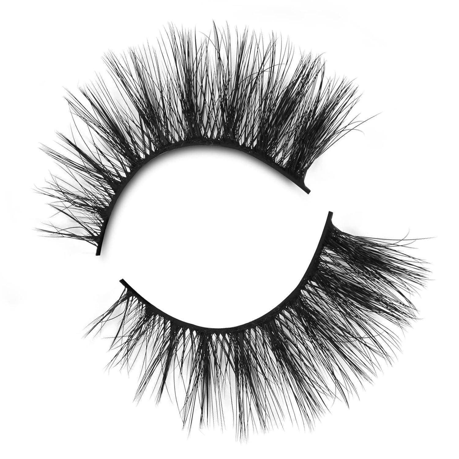 Paar lange schwarze künstliche Wimpern in kreisförmiger Anordnung auf weißem Hintergrund angeordnet.