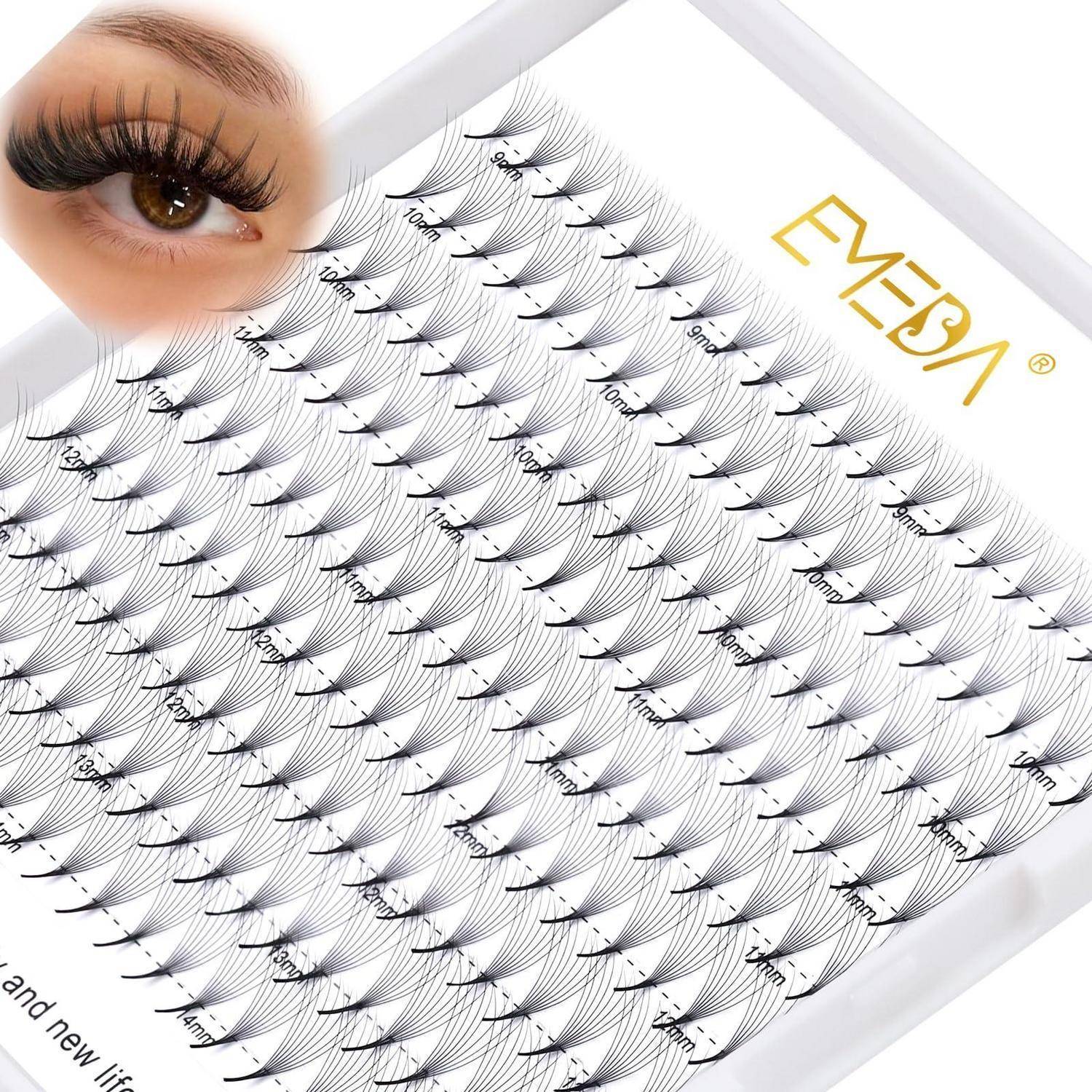 Ein Set aus falschen Wimpern in einem weißen Tablett, mit einer eingearbeiteten Nahaufnahme eines Models mit langen, gelockten Wimpern und dem Markennamen „EYESA