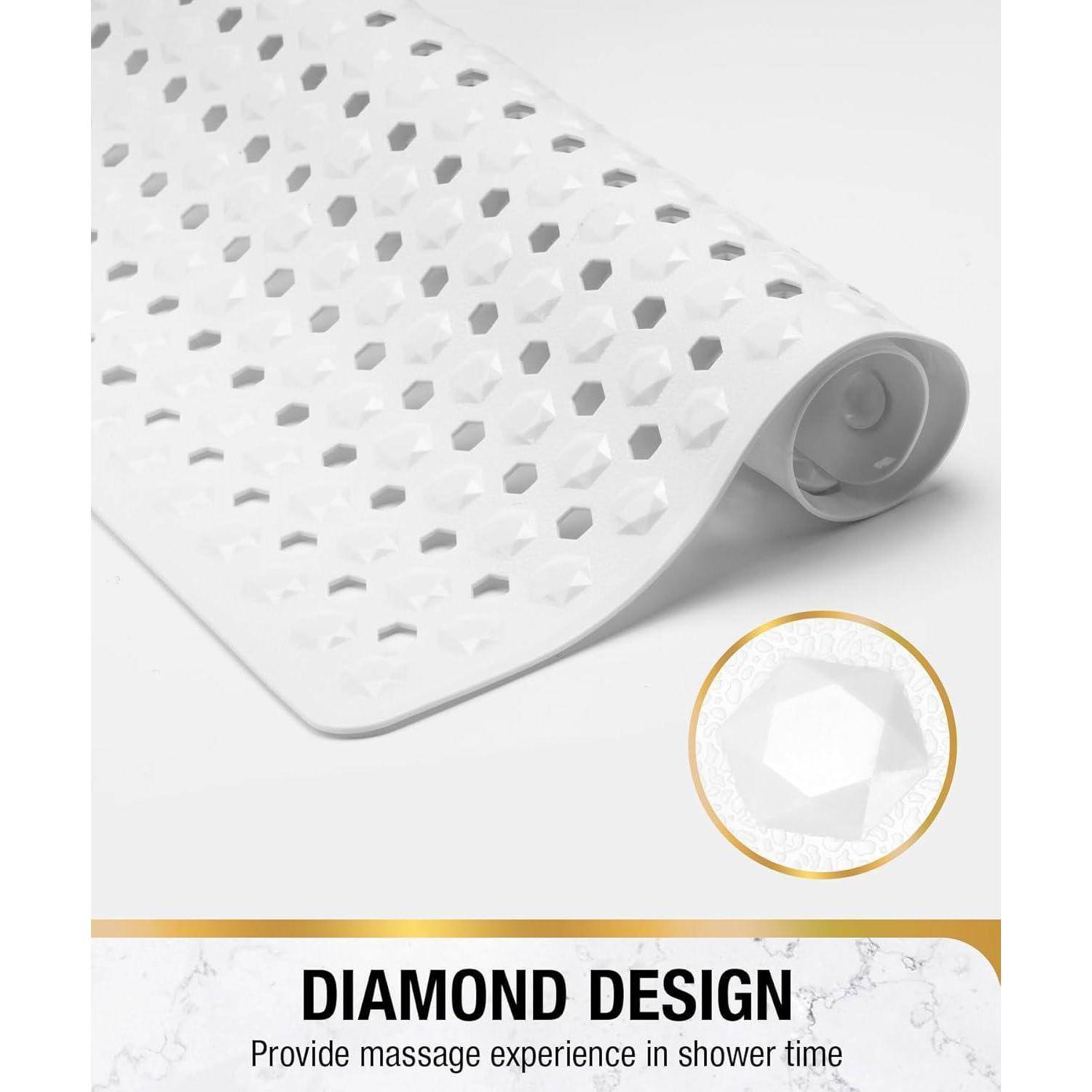 Weiße Badematte oder Kissen mit erhöbenem Diamantmuster, an einem Ende aufgerollt gezeigt, beschriftet mit „DIAMOND DESIGN