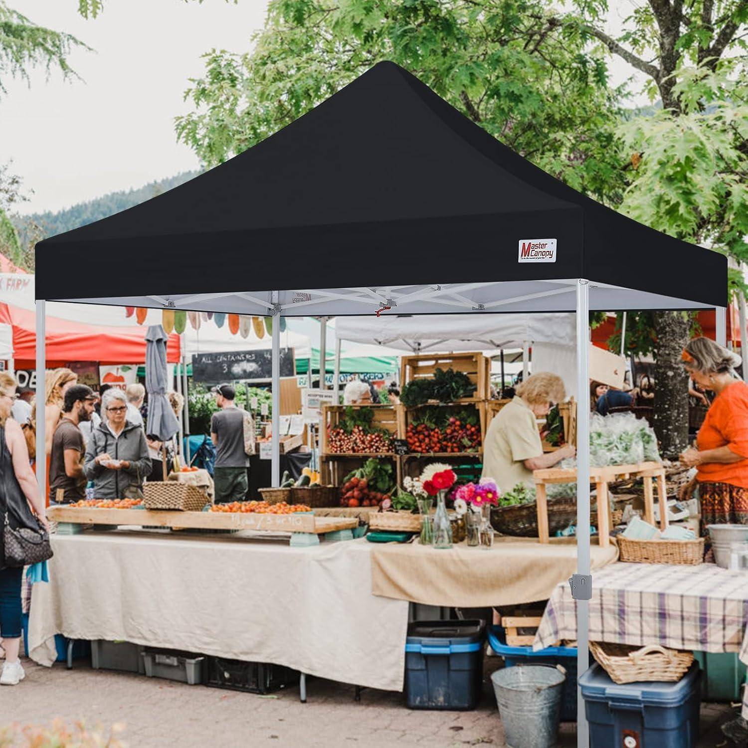Marktstand im Freien unter einem schwarzen Baldachin, mit Tischen voller frischen Produkten und Blumen, während Käufer stöbern und Verkäufer Kunden bedienen.
