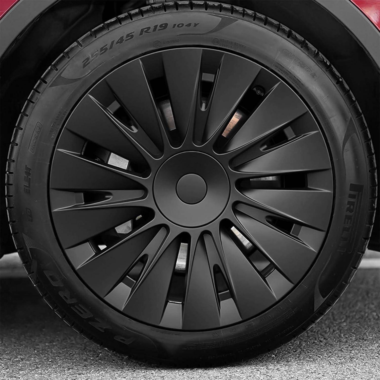 Nahaufnahme eines Autorads mit schwarzer Felge mit mehreren Speichen und Pirelli-Reifen.