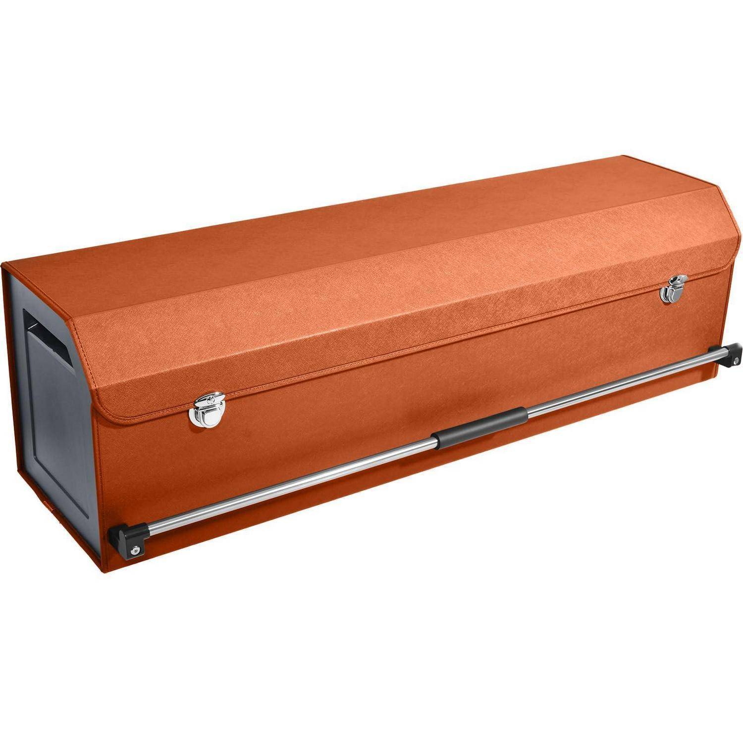 Orange Frachtbox mit Stoffbezug, Klappdeckel und Metallverschlüssen, isoliert auf weißem Hintergrund dargestellt.