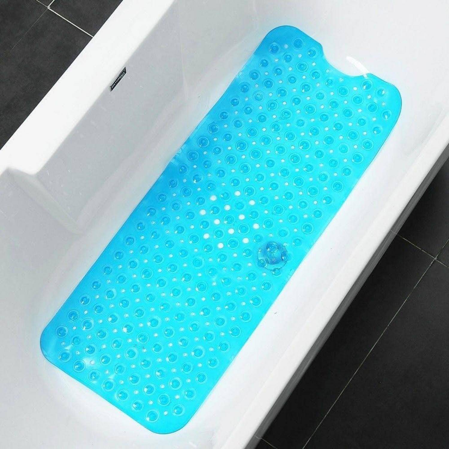 Blaue strukturierte rutschfeste Badewannenmatte in einer weißen Wanne mit Saugnäpfen für Sicherheit und Komfort.