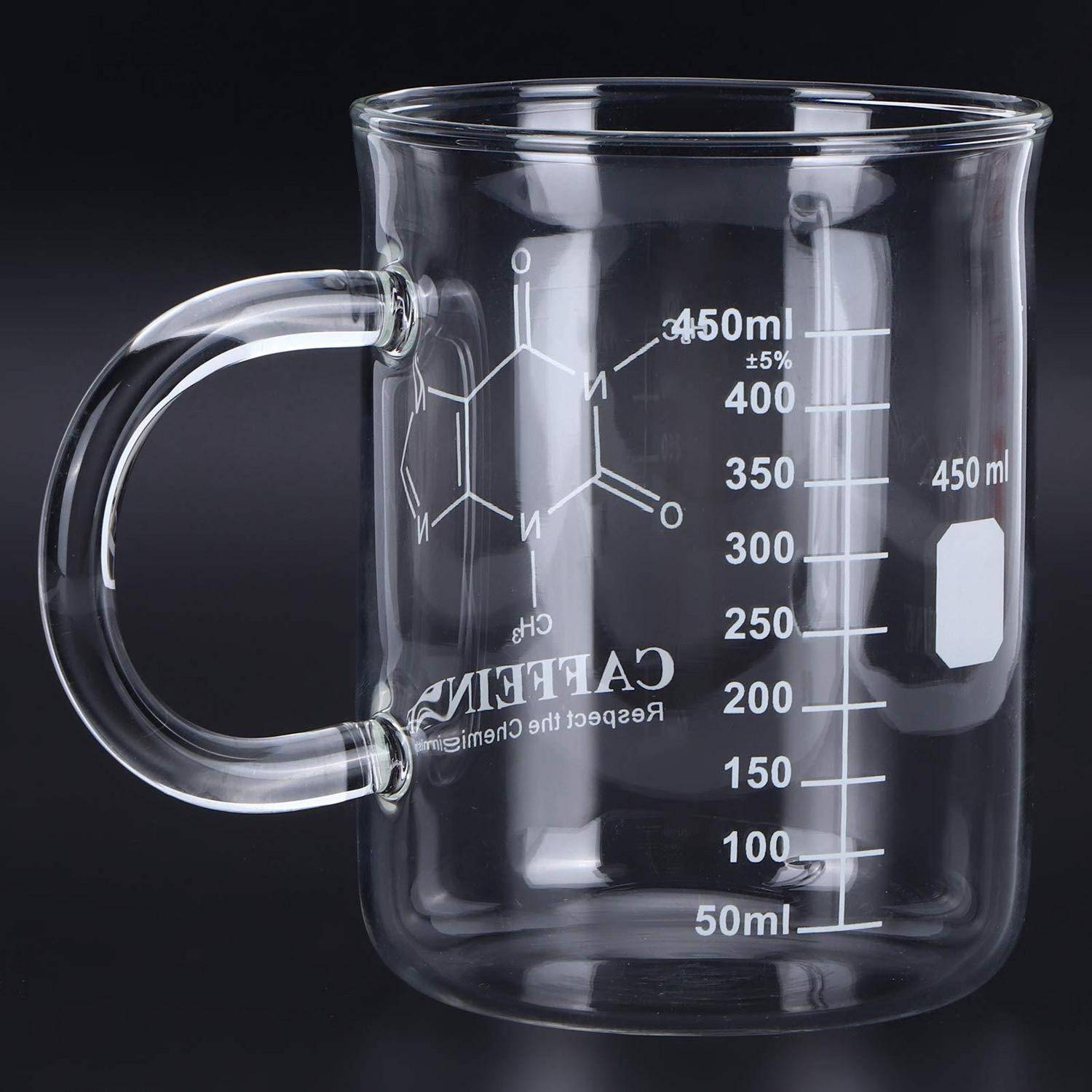 Klares Glaskaffeetasse mit Henkel, gekennzeichnet mit Messskalen von 50 ml bis 450 ml und dem Wort „KOFFEIN