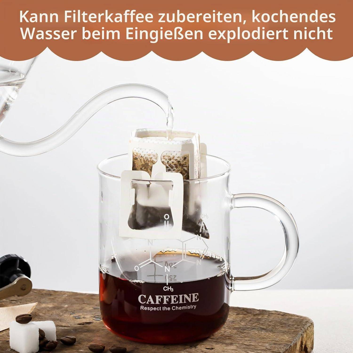 # Filterkaffee wird in einen Glaskrug mit Tropffilter gegossen; der deutsche Text sagt, dass heißes Wasser beim Eingießen nicht explodiert.
