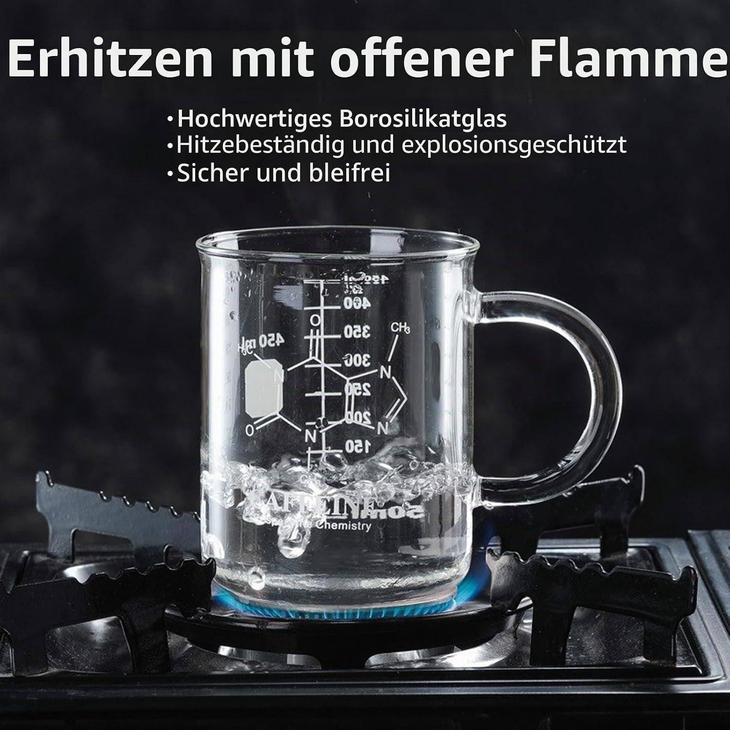 Glasbecher-Tasse wird über offener Flamme auf einem Kochfeld erhitzt, mit deutschem Text, der Borosilikatglas und Hitzebeständigkeit bewirbt.