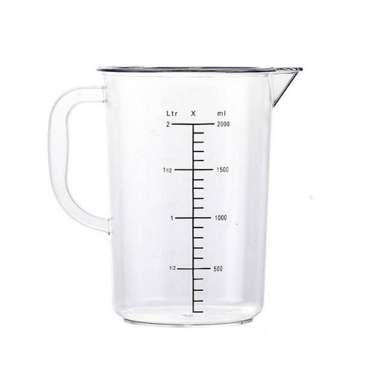 Transparenter Kunststoff-Messbehälter mit Griff und Ausguss, mit Liter- und Milliliter-Volumenskalen bis 2 Liter gekennzeichnet.
