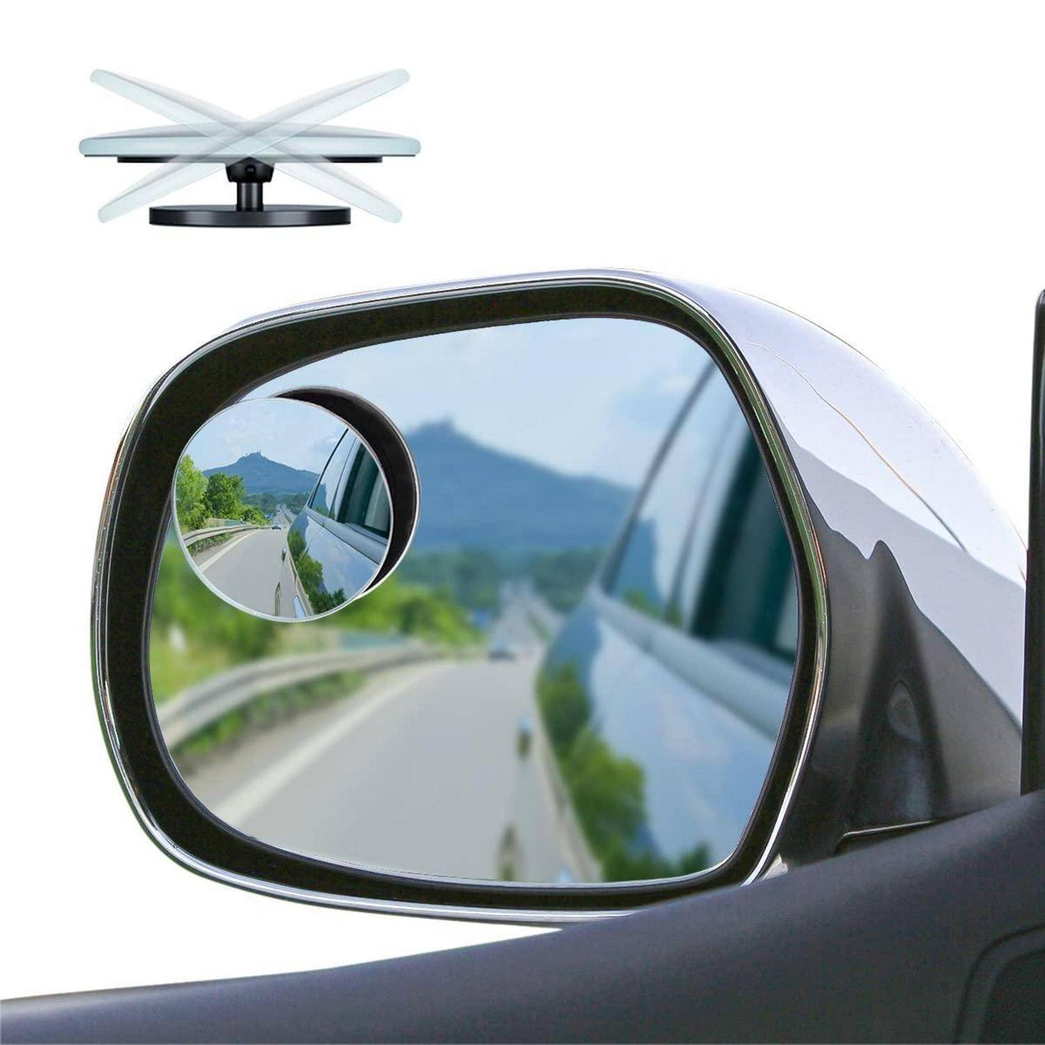 Autoseitenspiegel mit einer Toter-Winkel-Spiegelaufsatz, die die Straße und Berge hinter dem Fahrzeug zeigt.