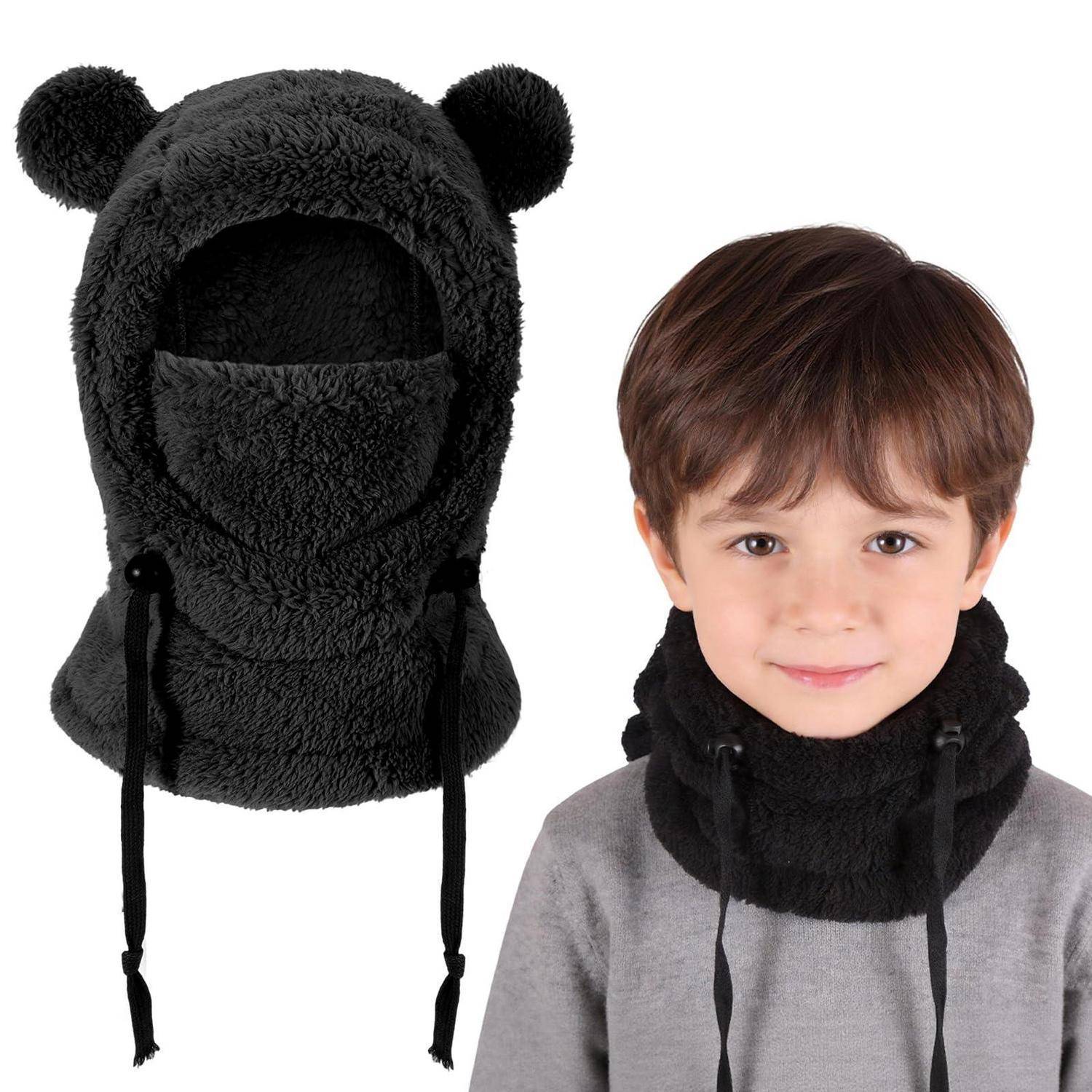 Schwarze flauschige Bärennohren-Kapuze mit Zugschnüren, daneben ein junger Junge, der sie als Nackenwärmer oder Kapuze trägt.