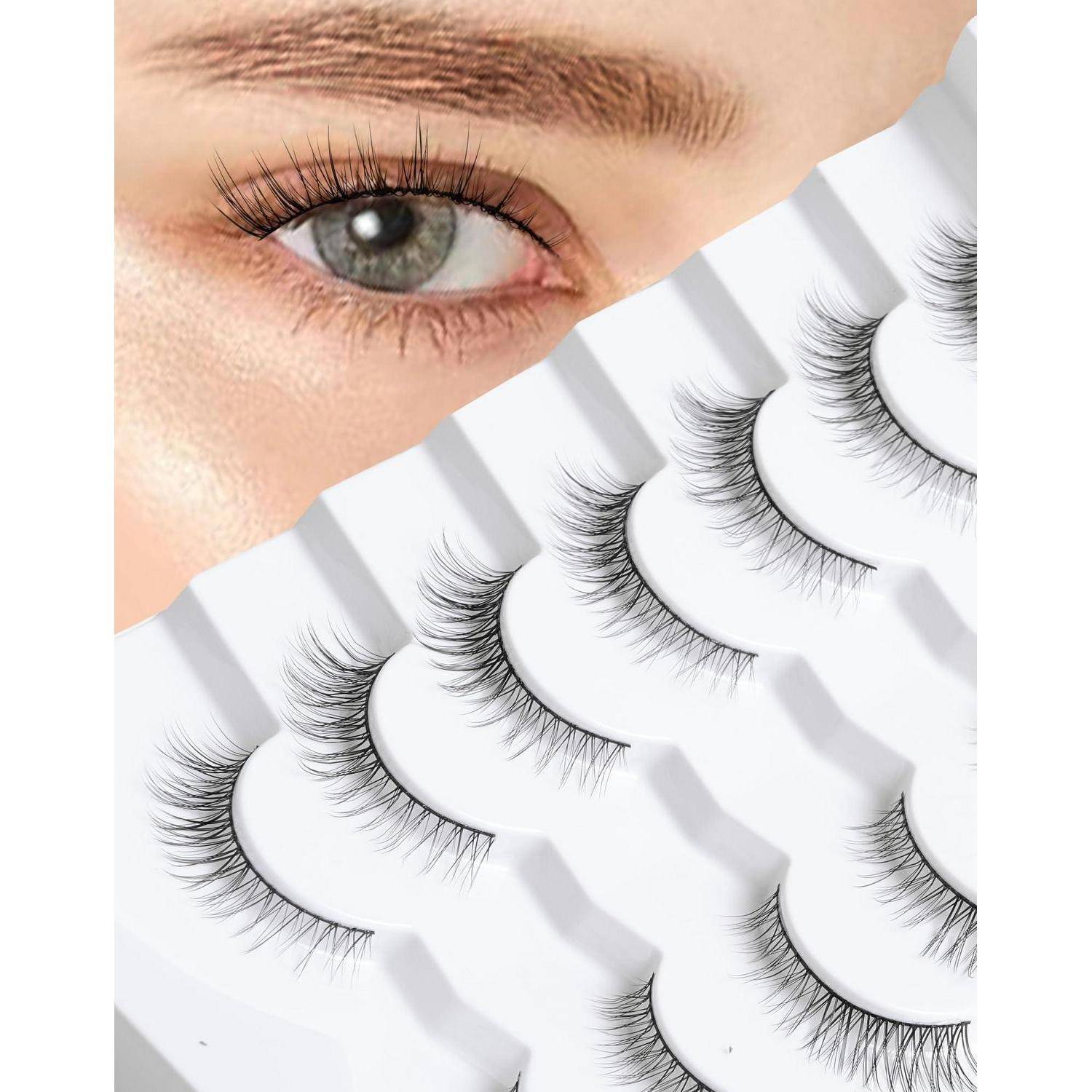 Auge über mehreren Paaren von falschen Wimpern, die in weißer Verpackung präsentiert werden, was auf kosmetische Wimpernprodukte zur Verbesserung des Augenerscheinungsbildes hindeutet