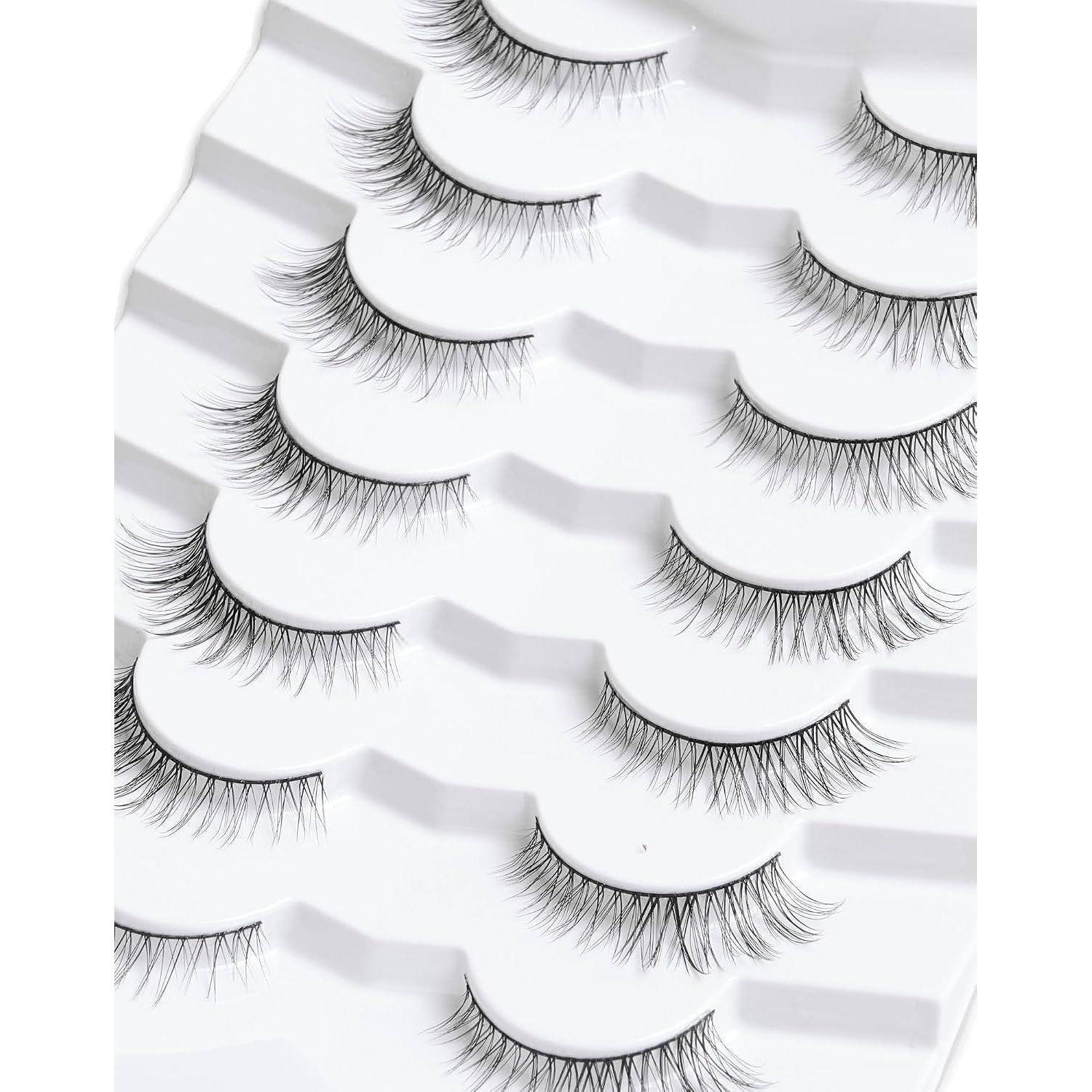 Sortierte künstliche Wimpern in weißen Tabletts ausgestellt, die mehrere Stile und Längen für kosmetische Zwecke zeigen.